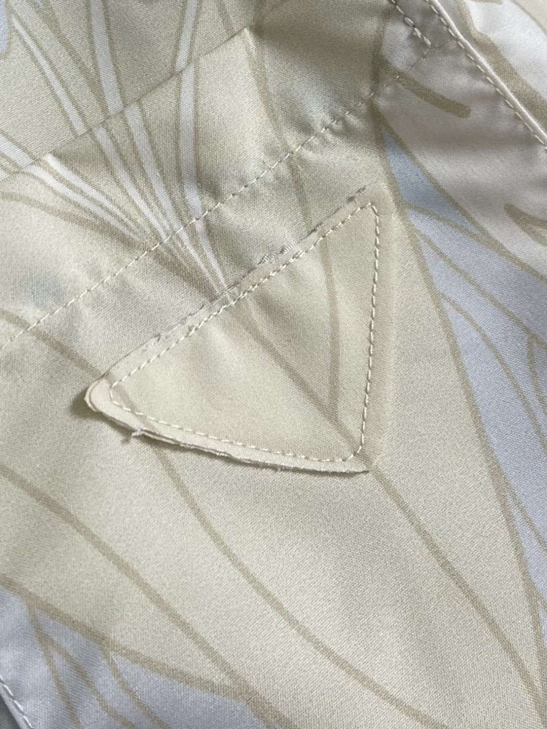 ✅🌾售后 PRADA 花卉印花长袖衬衫，采用进口桑蚕丝面料，质地柔滑细腻且带有自然光泽，透气性与垂坠感俱