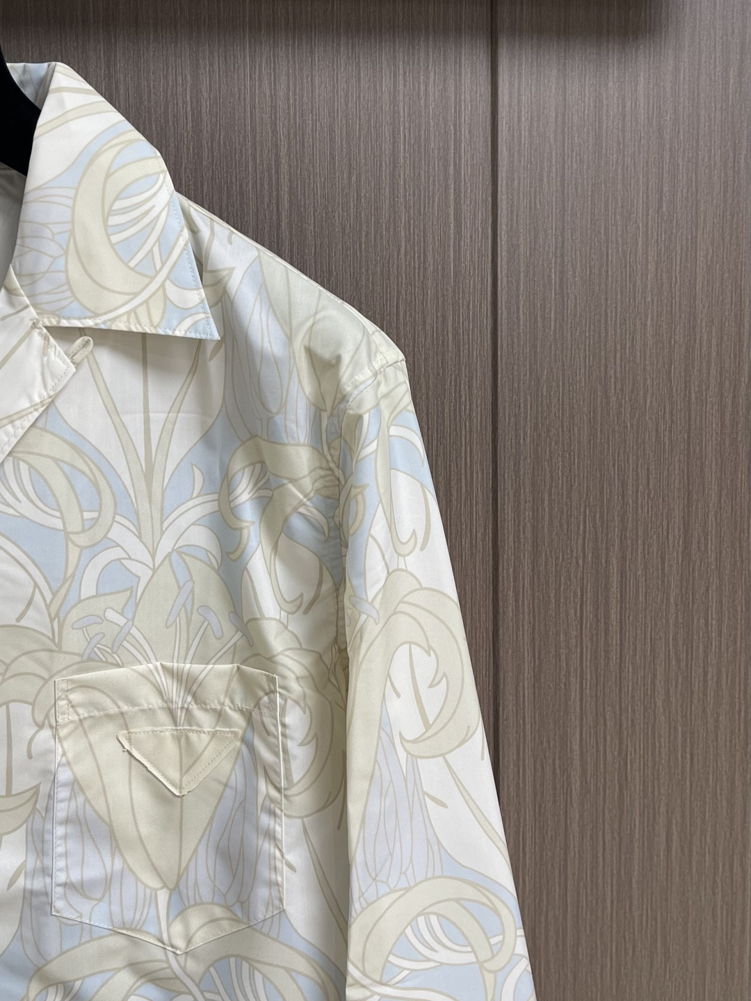 ✅🌾售后 PRADA 花卉印花长袖衬衫，采用进口桑蚕丝面料，质地柔滑细腻且带有自然光泽，透气性与垂坠感俱