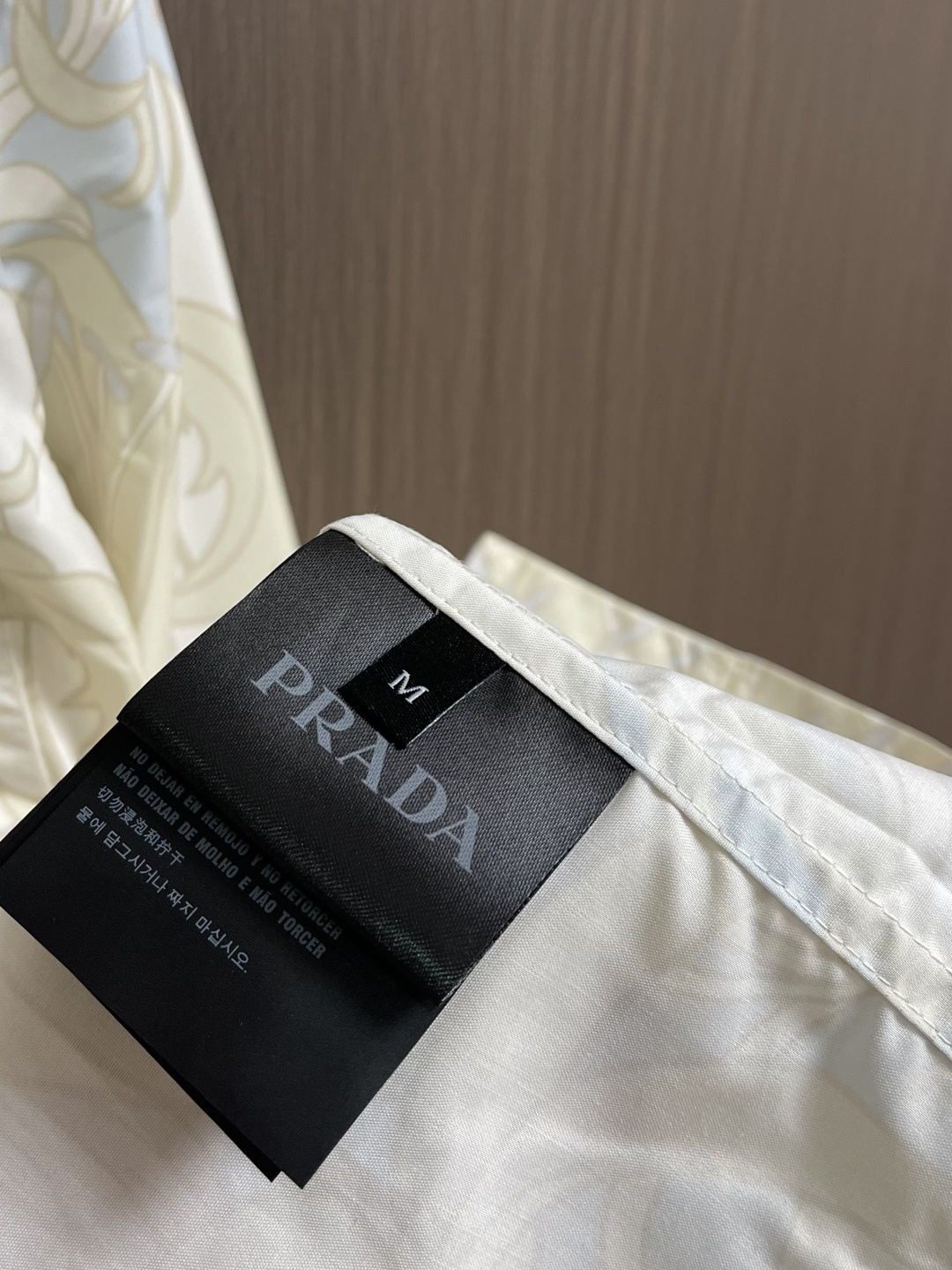 ✅🌾售后 PRADA 花卉印花长袖衬衫，采用进口桑蚕丝面料，质地柔滑细腻且带有自然光泽，透气性与垂坠感俱