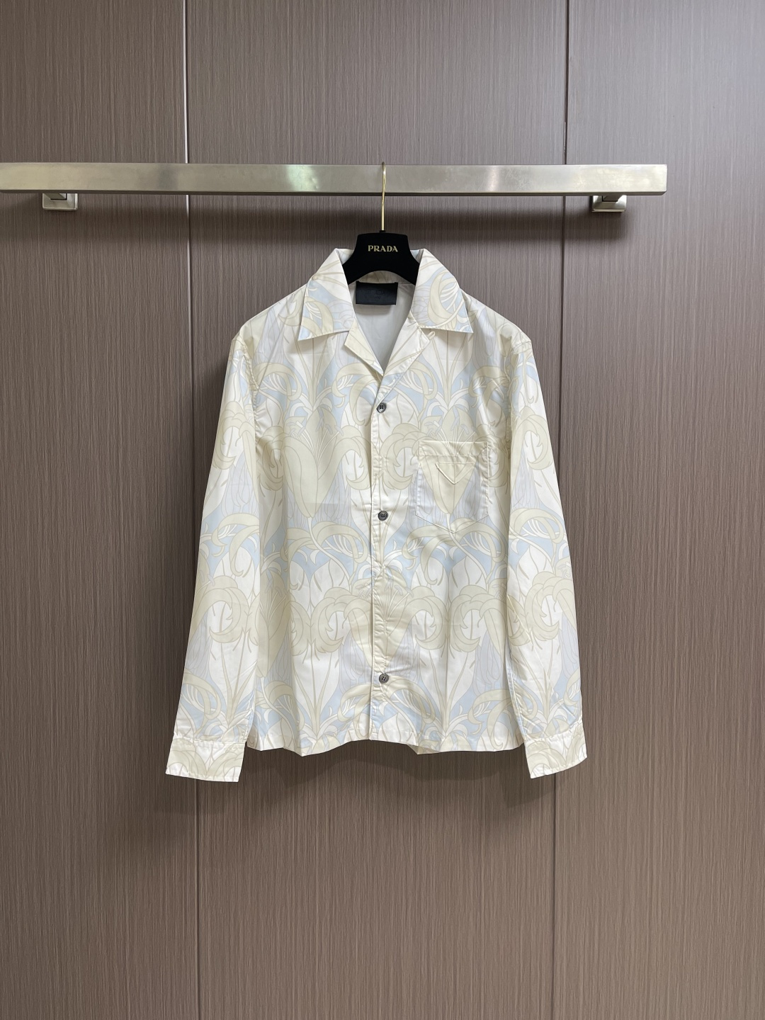 ✅🌾售后 PRADA 花卉印花长袖衬衫，采用进口桑蚕丝面料，质地柔滑细腻且带有自然光泽，透气性与垂坠感俱