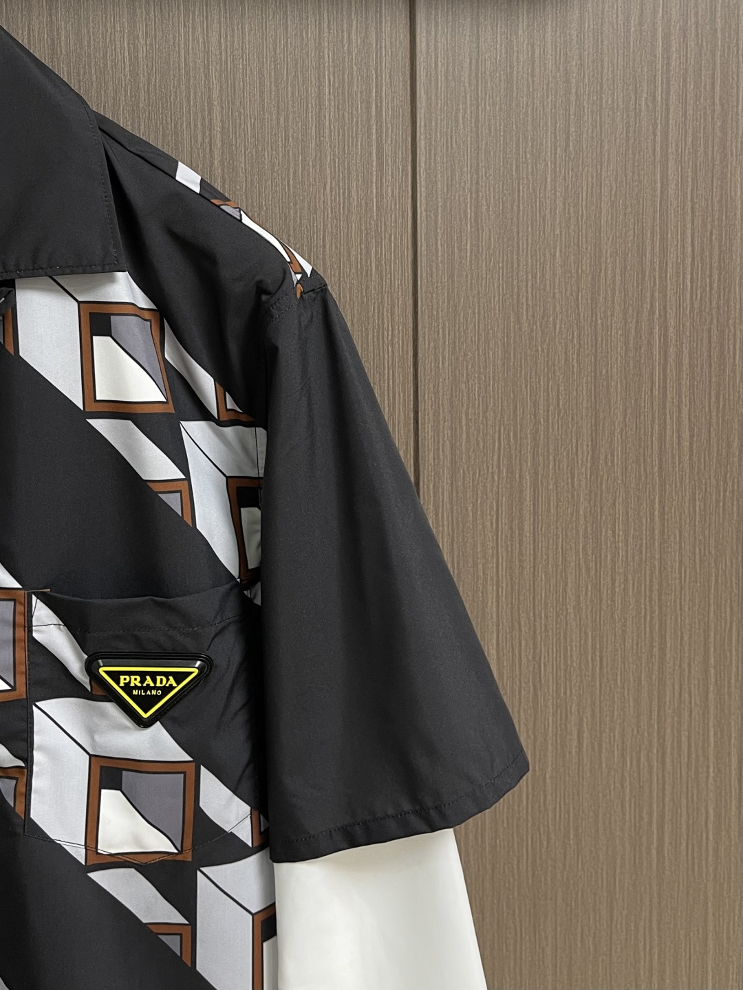 ✅🌾售后 PRADA 拼接印花假两件长袖衬衫，采用进口桑蚕丝与高支棉混纺面料，桑蚕丝带来柔滑光泽与透气垂