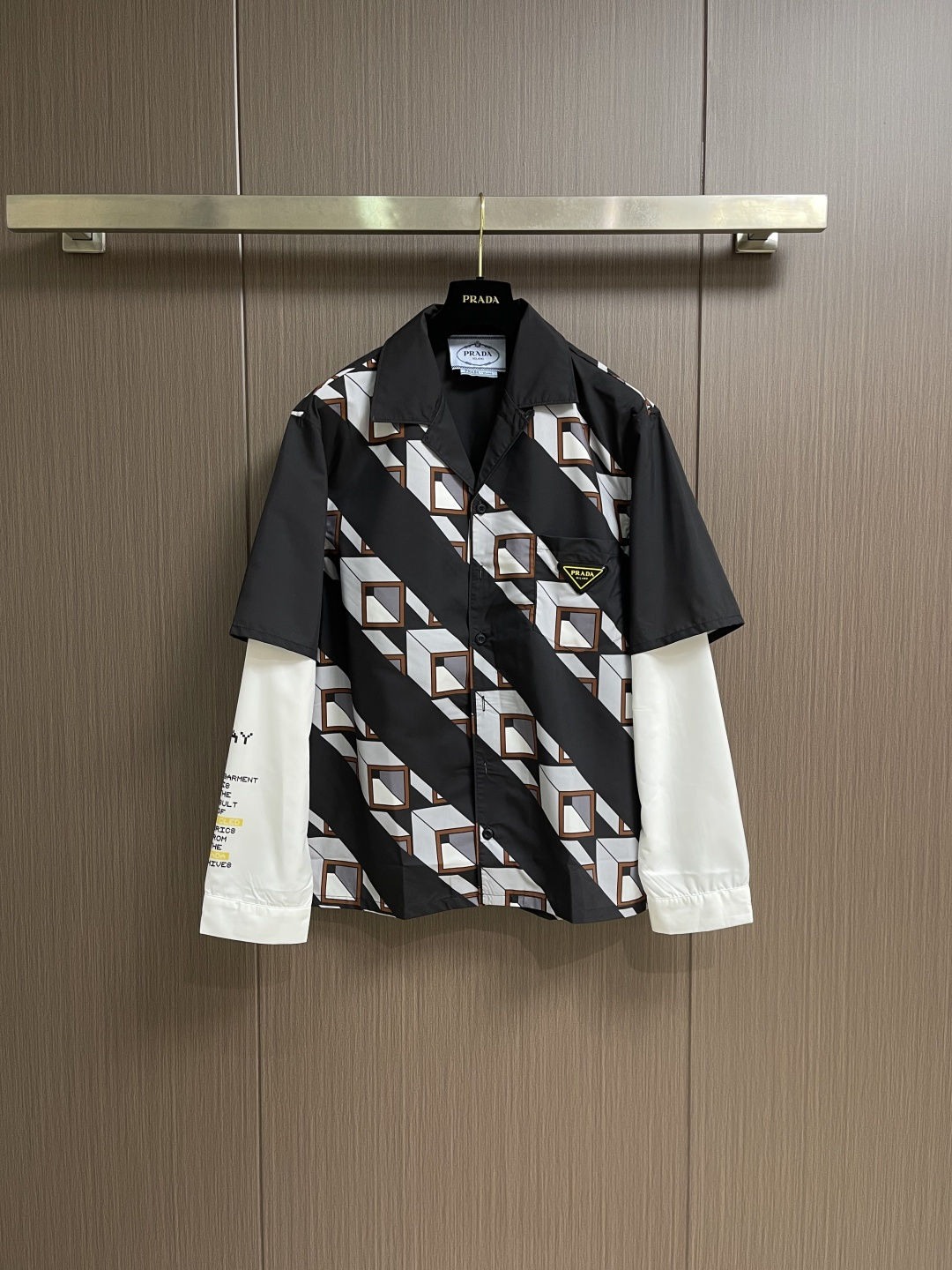 ✅🌾售后 PRADA 拼接印花假两件长袖衬衫，采用进口桑蚕丝与高支棉混纺面料，桑蚕丝带来柔滑光泽与透气垂