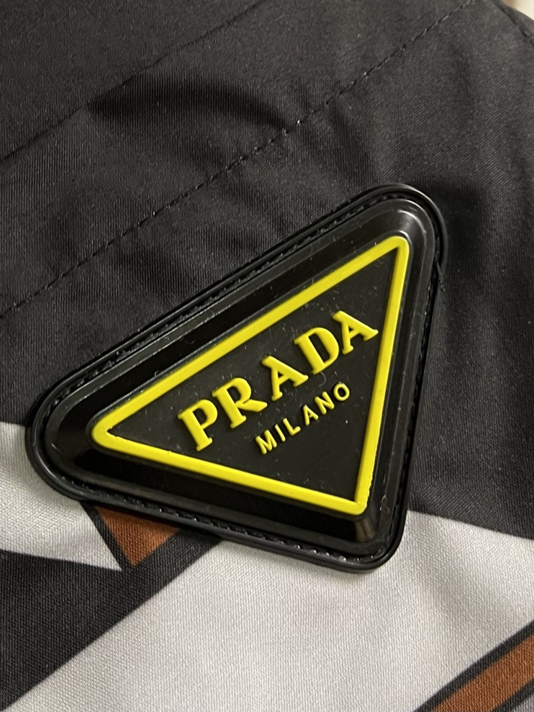 ✅🌾售后 PRADA 拼接印花假两件长袖衬衫，采用进口桑蚕丝与高支棉混纺面料，桑蚕丝带来柔滑光泽与透气垂