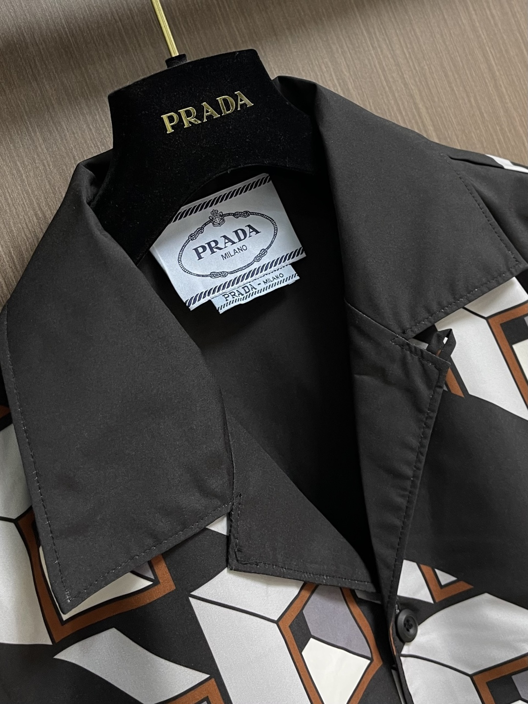 ✅🌾售后 PRADA 拼接印花假两件长袖衬衫，采用进口桑蚕丝与高支棉混纺面料，桑蚕丝带来柔滑光泽与透气垂