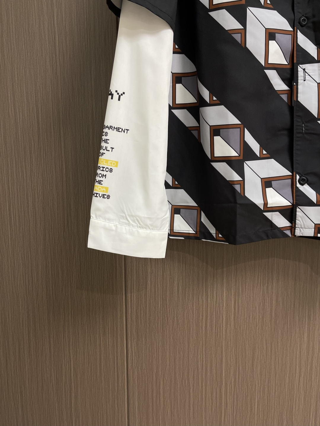 ✅🌾售后 PRADA 拼接印花假两件长袖衬衫，采用进口桑蚕丝与高支棉混纺面料，桑蚕丝带来柔滑光泽与透气垂