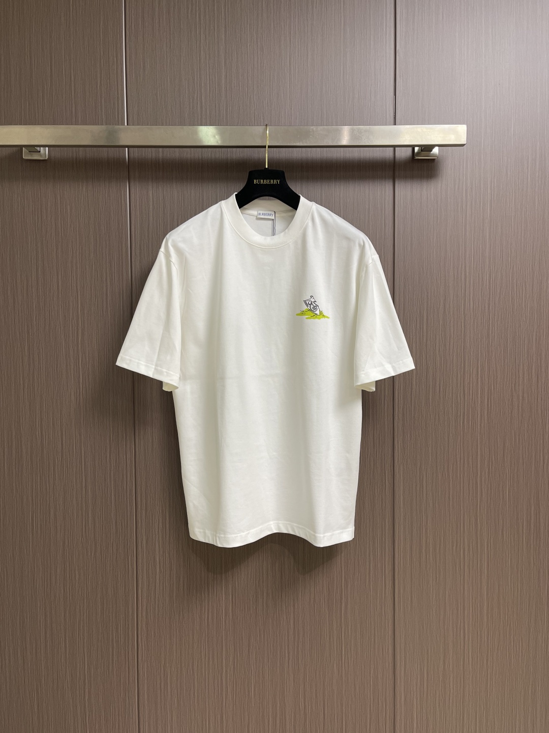 NO:937979,Burberry 2026ss new spring and summer illustration logo printed short-sleeved T-shirt, the design is clean and refreshing, full of youthful vitality, the concave shape is good-looking, the classic small round neck design is simple and easy to wear, perfect for eye-catching when walking on the street. Sizes M-XXL  Bust 118, shoulder width 53.5, length 75, XXL size, bust 122, shoulder width 54.5, length 76, burberry, T-shirt, tees, t-shirt,19860909Burberry 2026ss春夏新款插画logo印花短袖T恤,设计感十足干净又清爽 满满的青春活力 凹起造型来妥妥的好看经典的小圆领设计简洁好穿 走在街上吸睛度满分.尺码M-XXL  M码 胸围110 肩宽51.5 衣长71 L码 胸围114 肩宽52.5 衣长73  XL码 胸围118 肩宽53.5 衣长75 XXL码 胸围122 肩宽54.5 衣长76,,burberry,T-shirt,tees，t-shirt,,Men's clothing
