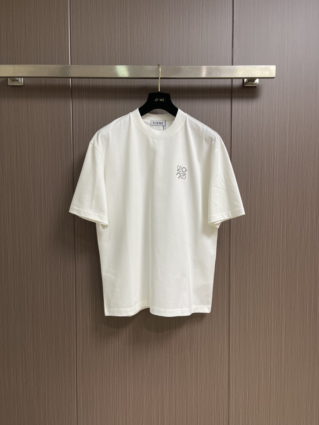 NO:937968,Loewe x on  The casual short-sleeved T-shirt with letters embossed on the chest has become a must-have item in the summer wardrobe with its simple yet stylish design. This short-sleeved shirt is made of high-quality fabric, which is soft, comfortable and breathable, keeping the skin dry and comfortable even in the hot summer. Its shape is loose yet crisp, which can well modify the body shape. It can be easily worn whether it is paired with jeans or casual pants, showing a casual yet stylish casual style. The unique letter embossed design on the chest adds to the overall look.  This short sleeve adds a bit of personality and fashion. These letters may be simple and elegant, or full of fun. You can choose according to personal preferences to show your unique self-style. Whether it is daily travel, friends' gatherings or outdoor leisure, this casual short sleeve with letters on the chest can be your perfect match, allowing you to stand out from the crowd and enjoy the relaxation and comfort of summer. In short, with its unique charm, it has become an indispensable fashion element in summer. Sizes M-XXL  M size bust 110 shoulder width 51.5 length 71 L size bust 114 shoulder width 52.5 length 7319860909Loewe x on 胸前压印字母休闲短袖T恤,以其简约而不失时尚的设计,成为了夏日衣橱中的必备单品.这款短袖采用优质面料,柔软舒适,透气性好,即使在炎炎夏日也能保持肌肤的干爽与自在.其版型宽松而不失挺括,能够很好地修饰身形,无论是搭配牛仔裤还是休闲裤,都能轻松驾驭,展现出随性而不失格调的休闲风范.胸前独特的字母压印设计,为整件短袖增添了几分个性与时尚感.这些字母或简约大方,或趣味十足,能够根据个人喜好进行选择,彰显独特的自我风格.无论是日常出行、朋友聚会还是户外休闲,这款胸前压字母的休闲短袖都能成为你的完美搭配,让你在人群中脱颖而出,尽享夏日的轻松与惬意.总之,它以其独特的魅力,成为了夏日里不可或缺的时尚元素.尺码M-XXL  M码 胸围110 肩宽51.5 衣长71 L码 胸围114 肩宽52.5 衣长73  XL码 胸围118 肩宽53.5 衣长75 XXL码 胸围122 肩宽54.5 衣长76,,loewe,jeans,T-shirt,tees，t-shirt,,Men's clothing