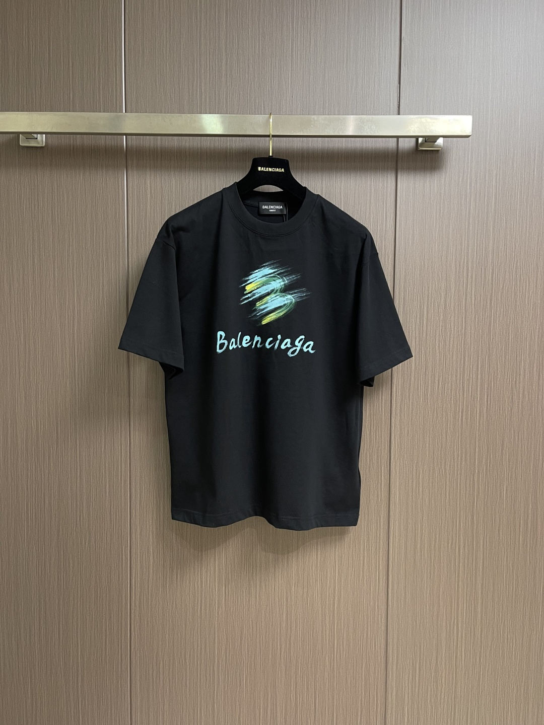 NO:937977,Balenciaga graffiti letter logo short-sleeved T-shirt. Unique fashionable and creative graffiti pattern. Casual and loose fit. Suitable for all kinds of body shapes. The upper body is whiter and slimmer. Customized 40-count double yarn fabric. Soft and comfortable to the touch. Same style for men and women. Sizes M-XXL  Length 75 XXL, bust 122, shoulder width 54.5, length 76, balenciaga, T-shirt, tees, t-shirt,19860909Balenciaga 涂鸦字母logo短袖T恤 独具时尚创意的涂鸦图案 休闲宽松版型 适合各种身材 上身显白显瘦 定制40支双纱面料 手感柔软舒适 男女同款.尺码M-XXL  M码 胸围110 肩宽51.5 衣长71 L码 胸围114 肩宽52.5 衣长73  XL码 胸围118 肩宽53.5 衣长75 XXL码 胸围122 肩宽54.5 衣长76,,balenciaga,T-shirt,tees，t-shirt,,Men's clothing