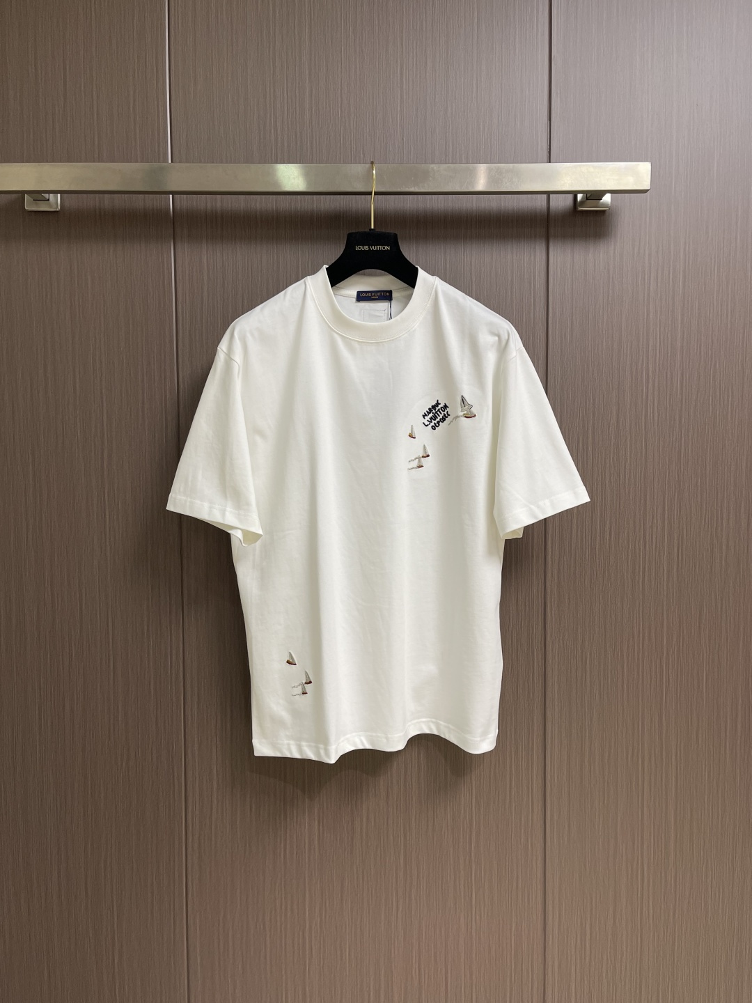 NO:937975,LV colorful sailboat presbyopia embroidery short-sleeved T-shirt, 320 grams of heavyweight fabric, embellished with colorful LV sailboat embroidery, breaking the monotony and having a sense of design!  Selected high-count combed cotton fabric, soft and breathable to the touch, refreshing and not sweaty when worn in summer. The loose off-shoulder version is super tolerant to the body shape, and can be worn with any body shape to create a casual and lazy feeling. Sizes M-XXL  XXL size, bust 122, shoulder width 54.5, length 76, Louis Vuitton, T-shirt, tees, t-shirt,19860909LV 彩色帆船老花刺绣短袖T恤,320克重磅面料、点缀彩色LV帆船刺绣,打破单调超有设计感！精选高支精梳棉面料,触感软糯透气,夏日穿清爽不闷汗.宽松落肩版型对身材超包容,各种身形都能穿出随性慵懒感.尺码M-XXL  M码 胸围110 肩宽51.5 衣长71 L码 胸围114 肩宽52.5 衣长73  XL码 胸围118 肩宽53.5 衣长75 XXL码 胸围122 肩宽54.5 衣长76,,louis vuitton,T-shirt,tees，t-shirt,,Men's clothing