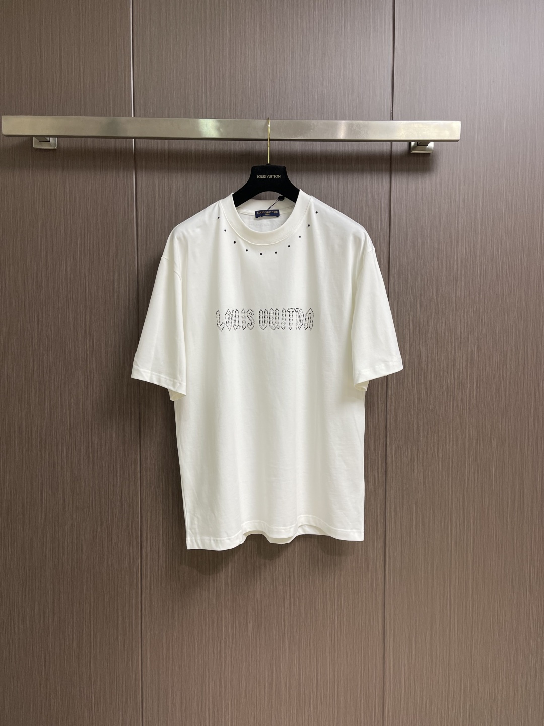 NO:937973,LV 2026SS hot-drilled logo short-sleeved T-shirt, custom-made 260g cotton double yarn tight and smooth fabric, clean cloth surface, clear cloth pattern, very delicate and solid hand feel, more stiff. The cuffs are widened and threaded to fit the wrist width, tight and wear-resistant, and the whole garment is three-dimensionally positioned. Sizes M-XXL M code bust 110 shoulder width 51.5 length 71 L size bust 114 shoulder width 52.5  Clothes length 7319860909LV 2026SS烫钻logo短袖t恤,定制260g全棉双纱紧密爽滑面料,布面干净,布纹清晰,手感非常细腻扎实,更加力挺 袖口加宽螺纹设计,贴合手腕宽度,紧实耐磨,整衣立体定位剪裁.尺码M-XXL  M码 胸围110 肩宽51.5 衣长71 L码 胸围114 肩宽52.5 衣长73  XL码 胸围118 肩宽53.5 衣长75 XXL码 胸围122 肩宽54.5 衣长76,,louis vuitton,T-shirt,tees，t-shirt,,Men's clothing