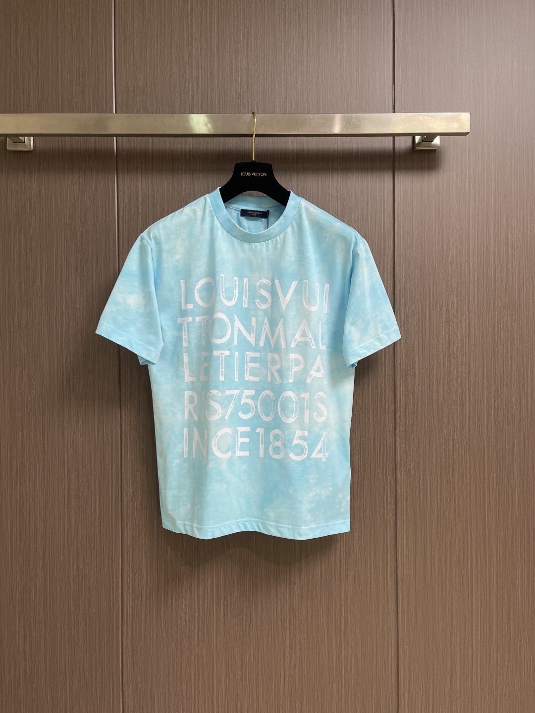 NO:726842,Support the after-sales service of LV Yunduo tie-dyed round neck short-sleeved T-shirt. The main body is made of 24S special woven compact cotton and is made of plain knitted fabric. The weight is 185g.  m2. High-count combed cotton yarn eliminates most of the short hairiness through compact spinning process, making the yarn smoother and stronger. The woven fabric structure is extremely dense, flat and soft, with excellent anti-pilling ability and durability, while retaining the natural advantages of pure cotton, breathable and skin-friendly. The neckline is made of 32S 1x1 rib.  The gram weight is 300g, and the finer yarn count weaves a more delicate and tight thread, which provides better elasticity and deformation resistance than ordinary ribs, ensuring that the neckline can still remain crisp after being put on and taken off many times. By imitating traditional handicrafts, the garments or fabrics are physically resisted by bundling, sewing or plying, and then dyed. The bundled part of the dye cannot penetrate, thus forming a unique, irregular and non-repeating sfumato texture and pattern for each piece. By  The controllable chemical rinsing or enzyme washing process simulates the partial fading effect caused by long-term sunlight exposure, forming soft and natural color levels. These two processes work together to give each T-shirt a unique and unique look and feel, setting the tone for an artistic and handmade item. The overall routing is straight and delicate, the fabric is comfortable and soft, and the color is consistent without color difference. It can be matched with the same style to create a fashionable look and control various occasions. Customized accessories, complete three standards, the same style for men and women!  Sizes XS-L19860909支持年后售后 LV 云朵扎染圆领短袖T恤,主体采用24S特纺紧密棉打造平纹针织面料,克重185g m2.高支数的精梳棉纱通过紧密纺工艺消除了大部分来短毛羽,使得纱线更光滑、强韧.织成的面料结构异常密实、平整且柔软,具有出色的抗起球能力和耐用性,同时保留了纯棉透气亲肤的天然优势.领口则选用32S 1x1罗纹 克重300g,更细的纱支编织出更细腻紧密的螺纹,提供了优于普通罗纹的回弹性与抗变形能力,确保领口历经多次穿脱后仍能保持挺括.通过模仿传统手工艺的现通过捆扎、缝纫或夹板等方式对成衣或面料进行物理防染,然后进行染色.被捆扎的部分染料无法渗入,从而形成独特、不规则且每件都不重复的晕染纹理和图案.通过可控的化学漂洗或酶洗工艺,模拟阳光长期照射后产生的局部褪色效果,形成柔和、自然的色彩层次.这两种工艺共同作用,使每件T恤都拥有独一无二的别致观感,奠定了单品艺术化和手工感的基调.整体走线平直细腻,面料舒适柔软,颜色一致无色差能与同款搭配营造时尚造型,驾驭各种场合,定制辅料,三标齐全,男女同款！尺码XS-L XS码肩宽48.5 胸围105 衣长68  S码肩宽50胸围109 衣长70  M码 肩宽51.5 胸围113 衣长72 L码 肩宽53 胸围117 衣长74,,louis vuitton,T-shirt,tees，t-shirt,,Men's clothing