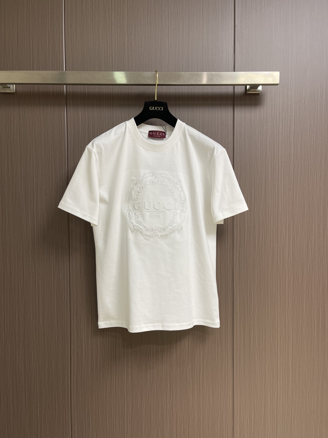 NO:726837,Support after-sales service GUCCI  Badge embroidered simple letter short-sleeved T-shirt is a new favorite in fashion. This letter short-sleeve can be called a versatile artifact in the fashion industry. The classic short-sleeved version is neat and refreshing, and can easily adapt to various body shapes. The carefully designed badge in the middle of the chest, paired with simple letter elements, is unique and not ostentatious, and instantly enhances the recognition of the overall shape. It does not have too many complicated elements.  Decorative, but with clever design, it shows a high-end texture. The fabric is soft against the skin, has good breathability, and is comfortable to wear in summer. Whether it is paired with jeans to create a casual and casual style, or paired with a short skirt to show a sweet and playful feel, it can make you stand out from the crowd and become the focus of the street. It is an indispensable fashion item for daily wear. Sizes S-XL  Size S, shoulder width 56.5, chest 106, length 70, size M, shoulder width 58, chest 110, length 72, size L, shoulder width 60.5, chest 114, length 74, size19860909支持年后售后 GUCCI 徽章刺绣简约字母短袖T恤,时尚出街新宠,这款字母短袖,堪称时尚界的百搭神器.经典的短袖版型,利落又清爽,轻松适配各种身材.胸前中间位置精心设计的徽章,搭配简约字母元素,独特而不张扬,瞬间提升整体造型的辨识度.它没有过多繁杂的装饰,却凭借巧妙设计展现出高级质感.面料亲肤柔软,透气性佳,夏日穿着舒适自在.无论是搭配牛仔裤,打造休闲随性风；还是配上短裙,展现甜美俏皮感,都能让你在人群中脱颖而出,成为街头焦点,是日常穿搭不可或缺的时尚单品.尺码S-XL  S码肩宽56.5 胸围106 衣长70 M码 肩宽58 胸围110 衣长72 L码肩宽60.5 胸围114 衣长74 XL码 肩宽62 胸围118 衣长76,,gucci,skirts,jeans,T-shirt,tees，t-shirt,,Men's clothing