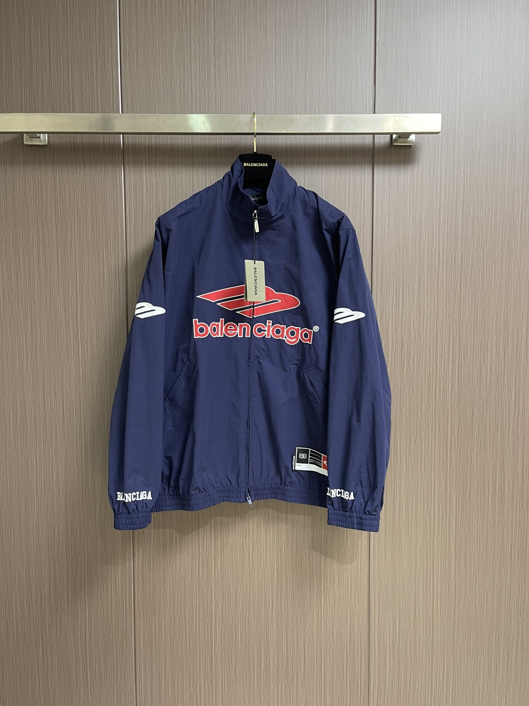 NO:726815,Support after-sales Balenciaga  Letter logo printed long-sleeved stand-up collar jacket, this Balenciaga black is made of high-density nylon taffeta fabric. The fabric has been treated with water-repellent treatment to form nano-level waterproofing on the surface. It is windproof and lightweight, and has been pre-shrunk. Ready-to-wear  It is not easy to shrink and deform. The brand logo and pattern of the garment body adopts 3D silicone hot stamping process. It is made of environmentally friendly silicone material with high elasticity and folding resistance. It is formed by hot pressing at 180℃ high temperature and high pressure. The pattern and fabric are firmly combined, not easy to fall off and have a three-dimensional matte texture.  ; The woven label on the side adopts jacquard woven label technology, with a color fastness of above level 4, and the edges are heat-sealed to prevent stripping. The zipper is a custom-made metal matte zipper, and the teeth are treated with wear-resistant plating. The ribbed edges of the collar and hem have built-in spandex elastic yarn.  The body splicing uses overlocking technology, the stitches are evenly spaced and the seams are flat. The whole body is ironed and shaped by hand to perfectly present the brand's iconic oversize loose fit. The overall wiring is straight and delicate, the fabric is comfortable and soft, and the color is consistent with no color difference.  It can be matched with the same style to create a fashionable look, and can be used in various occasions. Customized accessories, complete with three standards, same style for men and women!  Size S-XL S size Bust 156 Shoulder width 50 Length 71.5 Medium Bust 160 Shoulder width 51 Length 73 L size Bust 164 Shoulder width 52 Length 74.5 XL Bust 168 Shoulder width 53 Length 76,,balenciaga,balenciaga,versace,jackets & coats,jackets & coats,19860909支持年后售后 Balenciaga 字母Logo印花长袖立领夹克外套,这款巴黎世家黑色采用高密尼龙塔夫绸面料制作,面料先经防泼水处理,表面形成纳米级防水,兼具防风与轻便特性,且经过预缩水处理,成衣不易缩水变形.衣身的品牌标识与图案采用3D硅胶烫印工艺,选用高弹耐折的环保硅胶材质,通过180℃高温高压热压成型,图案与面料结合牢固,不易脱落且具有立体哑光质感；侧边的织唛标采用提花织唛工艺,色牢度达4级以上,边缘经热切封边处理防止脱丝.拉链为定制金属哑光拉链,齿牙经耐磨电镀处理,领口与下摆的罗纹收边内置氨纶弹性纱,衣身拼接处采用包缝锁边工艺,针距均匀且缝线平整,整体经由手工整烫定型,完美呈现品牌标志性的oversize宽松版型.整体走线平直细腻,面料舒适柔软,颜色一致无色差 能与同款搭配营造时尚造型,驾驭各种场合,定制辅料,三标齐全,男女同款！尺码S-XL S码 胸围156 肩宽50 衣长71.5 M码胸围160 肩宽51 衣长73 L码 胸围164 肩宽52 衣长74.5 XL码 胸围168 肩宽53 衣长76,,balenciaga,balenciaga,versace,jackets & coats,jackets & coats,,Men's clothing