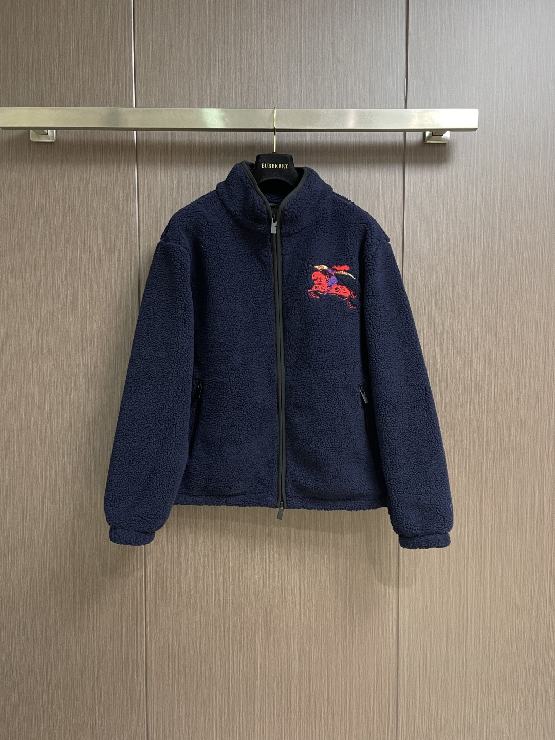 NO:726818,Support after-sales service Burberry  The War Horse Embroidered Suede Jacket is a scientific blend of wool and polyester fiber. It uses natural fiber as the core and chemical fiber as the skeleton to build a fabric system that is both soft and durable. The natural curl of wool and the delicate texture of cashmere form a three-dimensional air layer, giving the fabric excellent thermal insulation properties; polyester fiber uses its high strength to improve the wear resistance of the fabric, effectively resisting pilling and snagging in daily wear, and prolongs its use.  Lifespan. After a special fleece process, a dense and uniform granular pile is formed, which feels as fluffy and soft as clouds. It has no itching sensation when applied to the skin and is moist and skin-friendly. The pile structure not only enhances the air storage capacity of the fabric and improves the warmth coefficient, but also gives the navy blue base a delicate matte matte texture, revealing a high-end texture in a low-key manner. It is designed with lightweight mesh fabric, which not only ensures warmth, but also is enhanced by the mesh structure.  Rapid air circulation avoids the stuffiness of traditional thick fabrics and achieves a comfortable balance of 'warmth on the outside and breathable on the inside'. The whole body has been pre-shrunk and combined with the dimensional stability of polyester fiber to maintain the original shape after multiple washes. The shrinkage rate is controlled within 0.5% to ensure that the clothing is crisp for a long time. The stand-up collar design fits the neck curve and effectively blocks the intrusion of cold wind. The edge of the collar uses a contrasting color hemming process to enhance the sense of structure; customized double  The metal zipper has precise teeth, making it smooth and easy to pull. The opening and closing can be adjusted up and down. The hem has a built-in adjustable drawstring, which can be adjusted by the elastic buckle. It can be freely tightened according to the needs, creating a neat or casual look. The cuffs have built-in high-elastic beef tendon to closely fit the wrist, prevent cold wind from entering, and ensure flexibility during activities without a sense of restraint. The overall routing is straight and delicate, the fabric is comfortable and soft, and the color is consistent and has no color difference.  It can be matched with the same style to create a fashionable look, and can be used in various occasions. Customized accessories, complete with three standards, same style for men and women!  Sizes S-XL S size Bust 114 Shoulder width 50 Length 69 Medium Bust 118 Shoulder width 51 Length 70 L size Bust 122 Shoulder width 52 Length 7119860909支持年后售后 Burberry 战马刺绣绒面外套夹克,精选羊毛与聚酯纤维科学混纺,以天然纤维为核心,化学纤维为骨架,构建兼具柔软与耐用的面料体系.羊毛的天然卷曲与羊绒的细腻肌理形成立体空气层,赋予面料卓越的保暖性能；聚酯纤维则以其高强度特性提升面料耐磨性,有效抵抗日常穿着中的起球与勾丝,延长使用寿命.通过特殊起绒工艺之后,形成密集且均匀的颗粒状绒头,触感如云朵般蓬松软糯,贴肤时无刺痒感,温润亲肤.绒头结构不仅增强了面料的空气储存量,提升保暖系数,更让藏青色基底呈现细腻的哑光雾面质感,低调中透着高级肌理.采用轻盈网眼布设计,在保证保暖的同时,通过网眼结构加速空气流通,避免传统厚面料的闷热感,实现'外暖内透'的舒适平衡.整体经过预缩处理,结合聚酯纤维的尺寸稳定性,多次洗涤后仍能保持原有版型,缩水率控制在0.5％以内,确保服装长期挺括.立领设计贴合颈部曲线,有效阻挡寒风侵入,领口边缘采用撞色包边工艺,增强结构感；定制双向金属拉链,齿牙精密咬合,顺滑易拉,上下均可调节开合度.下摆内置可调节抽绳,通过松紧扣控制调节,可根据需求自由收束,塑造利落或随性两种造型；袖口内置高弹牛筋,紧密贴合手腕,防止冷风灌入,同时保证活动时的灵活性,无束缚感.整体走线平直细腻,面料舒适柔软,颜色一致无色差 能与同款搭配营造时尚造型,驾驭各种场合,定制辅料,三标齐全,男女同款！尺码S-XL S码 胸围114肩宽50 衣长69 M码胸围118肩宽51 衣长70 L码 胸围122 肩宽52 衣长71 XL码 胸围126 肩宽53 衣长72,,burberry,jackets & coats,jackets & coats,,Men's clothing