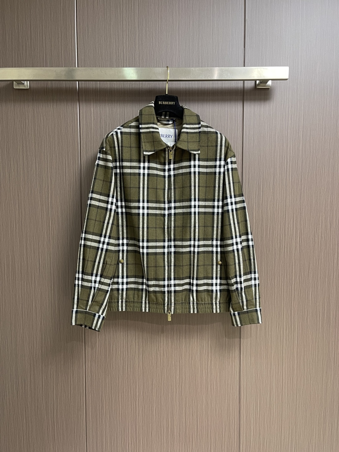 NO:726822,Support after-sales service Burberry  Two-way zipper lapel jacket, this Burberry plaid jacket is developed from the original mold. It uses high-count pure cotton brushed plaid fabric, which has been pre-washed and sanded. The fabric feels soft and skin-friendly and has good breathability and stiffness. The plaid pattern is woven with yarn-dyed technology. The texture is clear and does not fade or shift. The classic brown, white and black plaid pattern fully demonstrates the brand recognition. The body adopts a loose shoulder design.  , with metal zipper closure and lapel shape, details are supplemented by customized metal snaps and brand woven labels. The overall routing follows luxury craftsmanship standards, the stitching is fine and straight, and the inner hemming is neat and burr-free. Customized accessories and complete three-label support, every detail demonstrates craftsmanship. The same style for men and women can easily control various wearing scenarios such as casual commuting and street fashion. The overall routing is straight and delicate, the fabric is comfortable and soft, and the colors are consistent and without color difference.  Can be matched with the same style to create a fashionable look, control various occasions, customized accessories, complete three standards, the same style for men and women. Sizes S-XL S size bust 118 shoulder width 51 length 67.5 M size bust 122 shoulder width 52 length 69 L size bust 126 shoulder width 53 length 70.5 XL size bust 130 shoulder width 54 length 72,, burberry, jackets &  coats,jackets & coats,19860909支持年后售后 Burberry 双向拉链开合翻领外套夹克,这款Burberry格纹夹克以原版开模开发,甄选高支数纯棉磨毛格纹面料,经预洗水与磨毛工艺处理,面料手感软糯亲肤且具备良好的透气性与挺括度,格纹图案采用色织工艺织造,纹理清晰不褪色、不位移,经典棕白黑格纹尽显品牌辨识度.衣身采用宽松落肩版型设计,搭配金属拉链开合与翻领造型,细节处辅以定制金属按扣与品牌织标,整体走线遵循奢品工艺标准,针脚细密平直,内里包边工整无毛刺.定制辅料与齐全三标加持,每一处细节都彰显匠心工艺,男女同款可轻松驾驭休闲通勤与街头潮流等多种穿搭场景.整体走线平直细腻,面料舒适柔软,颜色一致无色差 能与同款搭配营造时尚造型,驾驭各种场合,定制辅料,三标齐全,男女同款.尺码S-XL S码 胸围118 肩宽51衣长67.5 M码胸围122 肩宽52 衣长69 L码 胸围126 肩宽53 衣长70.5 XL码 胸围130 肩宽54 衣长72,,burberry,jackets & coats,jackets & coats,,Men's clothing