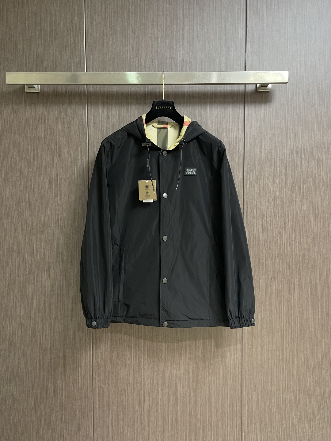 NO:726830,Support after-sales service Burberry  Reversible hooded zippered jacket, the fabric is made of polyester fiber as the core, and both the front and back sides are made of precision weaving, which has both stiff texture and soft drape. The outer layer is made of plain weave technology to present a delicate texture, which is windproof, wear-resistant and not easy to wrinkle; the reverse side is made of high-density taffeta, which has a soft luster and smooth touch.  It is slippery, giving the jacket a neat silhouette that can be worn in both directions. The characteristics of polyester fiber ensure that the clothing is light and portable, and has good wrinkle resistance and breathability. Whether it is daily commuting or outdoor travel, it can remain crisp and stylish. One side is dominated by the iconic camel black and red plaid, with a yellow-brown background interlaced with black and red lines.  Weaving, the plaid spacing is even and symmetrical, and precise tailoring ensures that the pattern is naturally connected on the body, cuffs, hood and other parts without misalignment and deformation. The other side is presented in pure black, with a simple and neat color tone suitable for various occasions. The solid color side is matte, with a low-key and restrained texture, which is in sharp contrast with the plaid side.  A jacket provides double styling possibilities. It is equipped with a drawstring hood, and the metal buckle on the rope head is engraved with the brand logo, which feels smooth when adjusting the tightness; the hem is also equipped with a drawstring system, which can adjust the silhouette according to the body shape, preventing wind and warmth while enhancing wearing comfort. The inside of the hood is stitched with contrasting plaid (echoing the plaid surface)  There are snap-style welt side pockets on both sides of the black surface, and the opening edges are reinforced, which is both practical and concealable; the plaid surface is upgraded to a zipper pocket, and the metal zipper puller is engraved with letters to enhance the texture. Sizes S-XL  Shoulder width 51, length 77,,burberry,jackets & coats,jackets & coats,hats,19860909支持年后售后 Burberry 双面穿连帽拉链夹克外套,面料以聚酯纤维为核心,正反两面均采用精密织法而成,兼具挺括质感与柔软垂坠性.外层通过平纹编织工艺呈现细腻肌理,防风耐磨且不易起皱；反面则以高密塔夫绸打造,光泽柔和,触感顺滑,赋予外套双向穿着的利落廓形.聚酯纤维的特性确保衣物轻盈便携,同时具备良好的抗皱性与透气性,无论是日常通勤还是户外出行,均能保持挺括有型,一面以标志性驼黑红格纹为主体,黄棕底色与黑色、红色线条交织,格纹间距均匀对称,通过精密剪裁确保图案在衣身、袖口、连帽等部位自然衔接,无错位变形.另一面以纯黑呈现,简约利落的色彩基调适配多元场合.纯色面采用哑光处理,质感低调内敛,与格纹面形成鲜明对比.一件外套实现双倍造型可能性.配备抽绳式连帽,绳头金属扣刻有品牌标识,调节松紧时触感顺滑；衣摆同样设有抽绳系统,可根据身形调整廓形,防风保暖的同时增强穿着舒适度.连帽内侧撞色格纹拼接（与格纹面呼应） 黑色面两侧设按扣式贴边侧袋,开口边缘加固处理,兼具实用性与隐蔽性；格纹面升级为拉链口袋,金属拉链头刻有字母识,提升质感.尺码S-XL S码 胸围116 肩宽48衣长74 M码胸围120 肩宽49 衣长75 L码 胸围124 肩宽50 衣长76 XL码 胸围128 肩宽51 衣长77,,burberry,jackets & coats,jackets & coats,hats,,Men's clothing