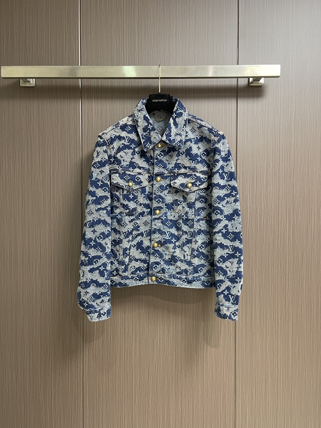 NO:726849,Denim jeans support after-sales service LV  The letter floating jacquard denim jeans suit is made of heavy denim as the base. It uses distressed washed + gradient tie-dye technology to create a Monogram dark pattern effect. The gray-blue and off-white smudges are naturally layered, retaining the brand logo while enhancing the retro texture. The trousers are skateboard straight cut, and the waistband is equipped with metal buttons + leather Logo label. The five-pocket structure follows  Classic workwear design, the pocket edges are reinforced with double stitching, taking into account both durability and style. The trouser legs are slightly narrowed to suit multiple scenarios. The overall process combines tannin washing technology with brand logo technology, which not only retains the casual attributes of denim items, but also enhances high-luxury recognition through gradient texture. The overall routing is straight and delicate, the fabric is comfortable and soft, and the color is consistent without color difference.  It can be matched with the same style to create a fashionable look, and can be used in various occasions. Customized accessories, complete with three standards, same style for men and women!  Denim 46-48-50-52 jeans 28-30-32-34-36,,louis vuitton,jeans,19860909牛仔衣 牛仔裤支持年后售后 LV 字母浮纱提花牛仔衣牛仔裤套装,采用重磅丹宁牛仔布为基底,通过做旧水洗＋渐变扎染工艺呈现Monogram暗纹效果,灰蓝、米白晕染层次自然,保留品牌标识的同时增强复古质感.裤型为滑板直筒剪裁,腰头配备金属纽扣＋皮质Logo标牌,五袋结构遵循经典工装设计,口袋边缘采用双道车线加固,兼顾耐用性与造型感.裤脚做微收窄处理适配多场景穿搭,整体工艺将丹宁水洗技术与品牌标识工艺结合,既保留牛仔单品的休闲属性,又通过渐变纹理强化高奢辨识度.整体走线平直细腻,面料舒适柔软,颜色一致无色差 能与同款搭配营造时尚造型,驾驭各种场合,定制辅料,三标齐全,男女同款！ 牛仔衣46-48-50-52 牛仔裤28-30-32-34-36,,louis vuitton,jeans,,Men's clothing