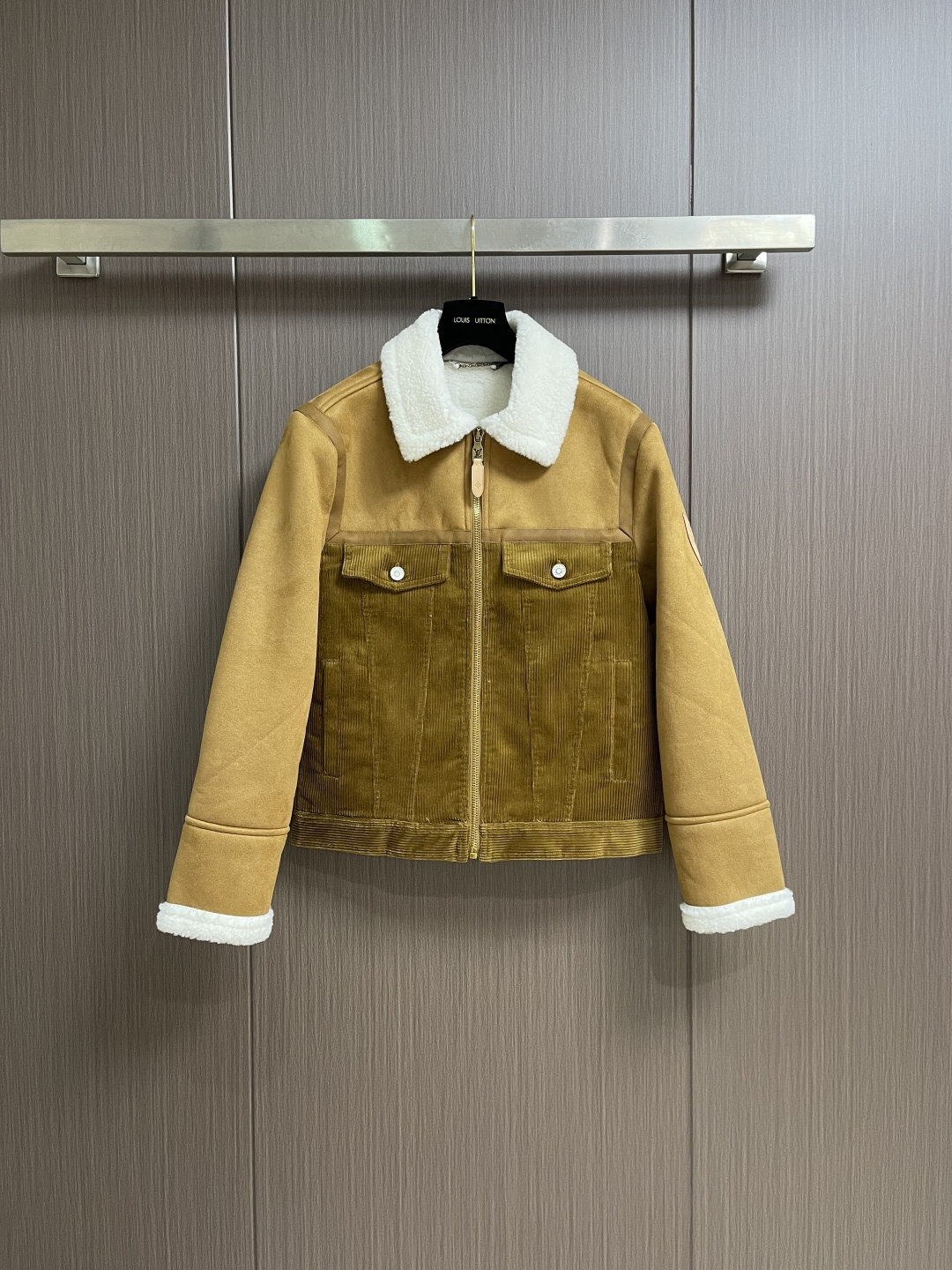NO:726844,Support after-sales service LV 2026Fw autumn and winter new style  Corduroy splicing lamb wool jacket, light brown suede and dark brown corduroy splicing collide, the texture is rich, and it has a warm retro autumn and winter atmosphere. The off-white lamb wool trim on the collar and cuffs has both a soft touch and visual warmth, echoing the relaxed texture of autumn and winter. Loose off-shoulder version  The shape adapts to various shapes, the chest flap pocket and metal zipper details continue the exquisite craftsmanship, and the velvet design on the inside takes into account both warmth and style. Whether paired with a turtleneck sweater to create a lazy commuting style, or to unlock the relaxed feeling on the street, it is a hard-core warm item in the autumn and winter wardrobe. Sizes S-XL  S size bust 104 shoulder width 49 length 63 M size bust 108 shoulder width 50 length 64.5 L size bust 112 shoulder width 51 length 6619860909支持年后售后 LV 2026Fw秋冬新款 灯芯绒拼接羊羔毛夹克外套,浅棕麂皮与深棕灯芯绒拼接碰撞,肌理层次丰富,自带温暖复古的秋冬氛围.领口与袖口的米白羊羔毛镶边,兼具柔软触感与视觉暖意,呼应秋冬的松弛质感.宽松落肩版型适配多形,胸前翻盖口袋与金属拉链细节延续精致工艺,内里加绒设计兼顾保暖与格调.无论搭配高领针织衫打造慵懒通勤风,还是配解锁街头松弛感,都是秋冬衣橱里的硬核保暖单品.尺码S-XL S码 胸围104 肩宽49衣长63 M码 胸围108 肩宽50衣长64.5 L码 胸围112 肩宽51 衣长66 XL码 胸围116 肩宽52衣长67.5,,louis vuitton,jackets & coats,jackets & coats,chamois leather,,Men's clothing