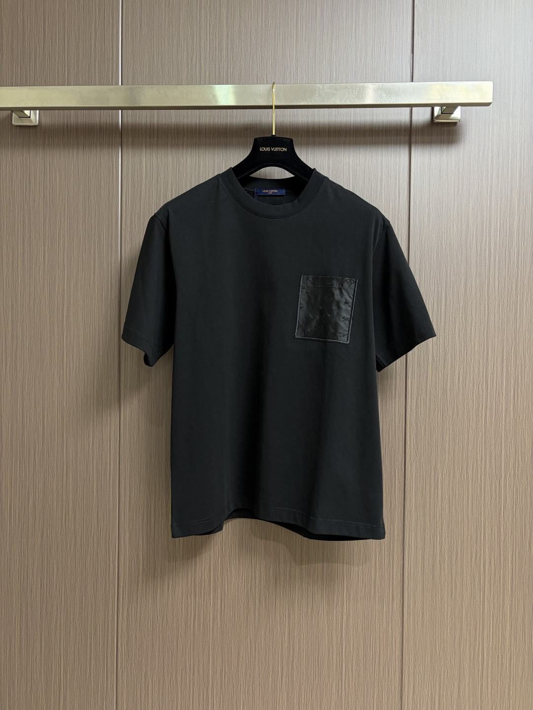 NO:726859,Support after-sales LV 2026SS spring and summer classic chest pocket Logo jacquard short-sleeved T-shirt, chest pocket embellishment, clever design, unique style, low-key luxury and connotation, a must-have item in summer. Sizes S-XL  Bust 120, shoulder width 57, length 76, Louis Vuitton, T-shirt, tees, t-shirt,19860909支持年后售后 LV 2026SS 春夏经典胸前口袋Logo提花短袖T恤,胸前口袋点缀,巧妙的设计,独特风格 低调奢华有内涵,夏季必入单品首选.尺码S-XL S码胸围108 肩宽51 衣长70 M码 胸围112 肩宽53 衣长72 L码胸围116 肩宽55 衣长74 XL码 胸围120 肩宽57 衣长76,,louis vuitton,T-shirt,tees，t-shirt,,Men's clothing