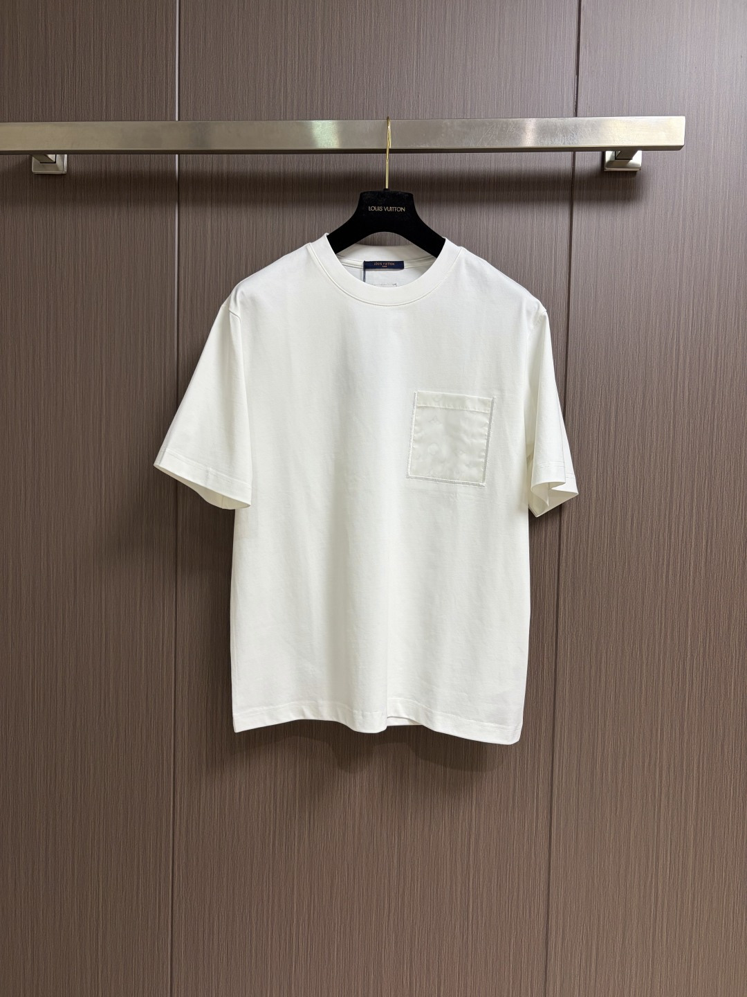 NO:726864,Support after-sales LV 2026SS spring and summer classic chest pocket Logo jacquard short-sleeved T-shirt, chest pocket embellishment, clever design, unique style, low-key luxury and connotation, a must-have item in summer. Sizes S-XL S size bust 108 shoulder width 51 length 70  Bust 120, shoulder width 57, length 76, Louis Vuitton, T-shirt, tees, t-shirt,19860909支持年后售后 LV 2026SS 春夏经典胸前口袋Logo提花短袖T恤,胸前口袋点缀,巧妙的设计,独特风格 低调奢华有内涵,夏季必入单品首选.尺码S-XL S码胸围108 肩宽51 衣长70 M码 胸围112肩宽53 衣长72 L码胸围116肩宽55 衣长74 XL码 胸围120 肩宽57 衣长76,,louis vuitton,T-shirt,tees，t-shirt,,Men's clothing