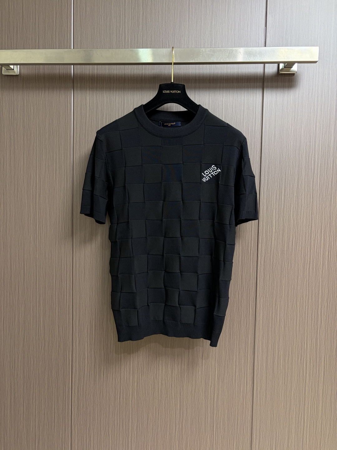 NO:726872,Supporting after-sales service after the new year, the LV letter jacquard checkerboard knitted short-sleeved T-shirt is made of customer-supplied fabrics. It feels soft and smooth, with superb texture. It has such a delicate feel after fine spinning technology. It is so comfortable to wear!  The whole body is decorated with a checkerboard pattern, and every stitch and line is accurate. The edges of the pattern are neat and neat, without a trace of burrs or misalignment. Both the thickness of the lines and the shape of the pattern are all positioned according to the original version!  The overall shape is not to mention, it is cut to fit perfectly and can modify the body shape very well!  Size S-XL S size bust 108 shoulder width 51 length 70 medium size bust 112 shoulder width 53 length 72 L size bust 116 shoulder width 55 length 7419860909支持年后售后 LV 字母提花棋盘格针织短袖T恤,采用客供面料,摸起来柔软又顺滑,质感超绝, 经过精细的纺纱工艺,才有这么细腻的手感,穿在身上别提多舒服了！通体饰以棋盘格装饰,每一针每一线都精准到位,图案的边缘整整齐齐,没有一丝毛边、错位,不管是线条的粗细还是图案的形状,都是根据原版定位的！整体的版型更是没得说,裁剪得特别合身,能很好地修饰身形！尺码S-XL S码胸围108 肩宽51 衣长70 M码 胸围112肩宽53 衣长72 L码胸围116肩宽55 衣长74 XL码 胸围120 肩宽57 衣长76,,louis vuitton,T-shirt,tees，t-shirt,,Men's clothing