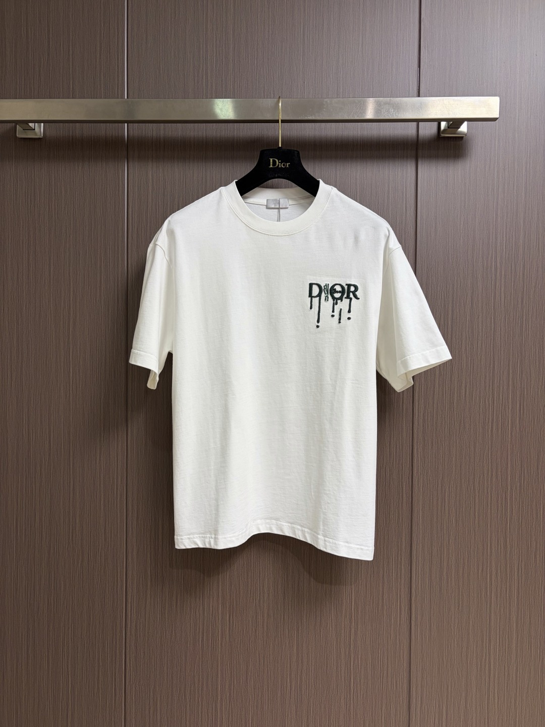 NO:726888,Support after-sales Dior 2026SS early spring new embroidered logo short-sleeved T-shirt, basic model recommended!  The versatile God of War!  Letter three-dimensional embroidery design.  Three-dimensional matching of letter logo.  The texture is excellent, comfortable and breathable.  Unforgettable!  Customized high-quality 40-count 300g pure cotton fabric.  Comfortable and soft ~ a must-have item to wear alone or paired with!  Size S-XL S size bust 108 shoulder width 51 length 70 medium size bust 112 shoulder width 53 length 72 L size bust 116 shoulder width 55 length 74 XL size bust 120 shoulder width 57 length 76, dior, T-shirt, tees, t-shirt,19860909支持年后售后 Dior 2026SS早春新款刺绣标识短袖T恤,基础款推荐！百搭战神！字母立体绣花设计．字母logo立体搭配．质感极好舒适又透气．让人过目难忘！订制优质40支300g纯棉面料．舒适柔软～单穿搭配必备单品！尺码S-XL S码胸围108 肩宽51 衣长70 M码 胸围112肩宽53 衣长72 L码胸围116肩宽55 衣长74 XL码 胸围120 肩宽57 衣长76,,dior,T-shirt,tees，t-shirt,,Men's clothing