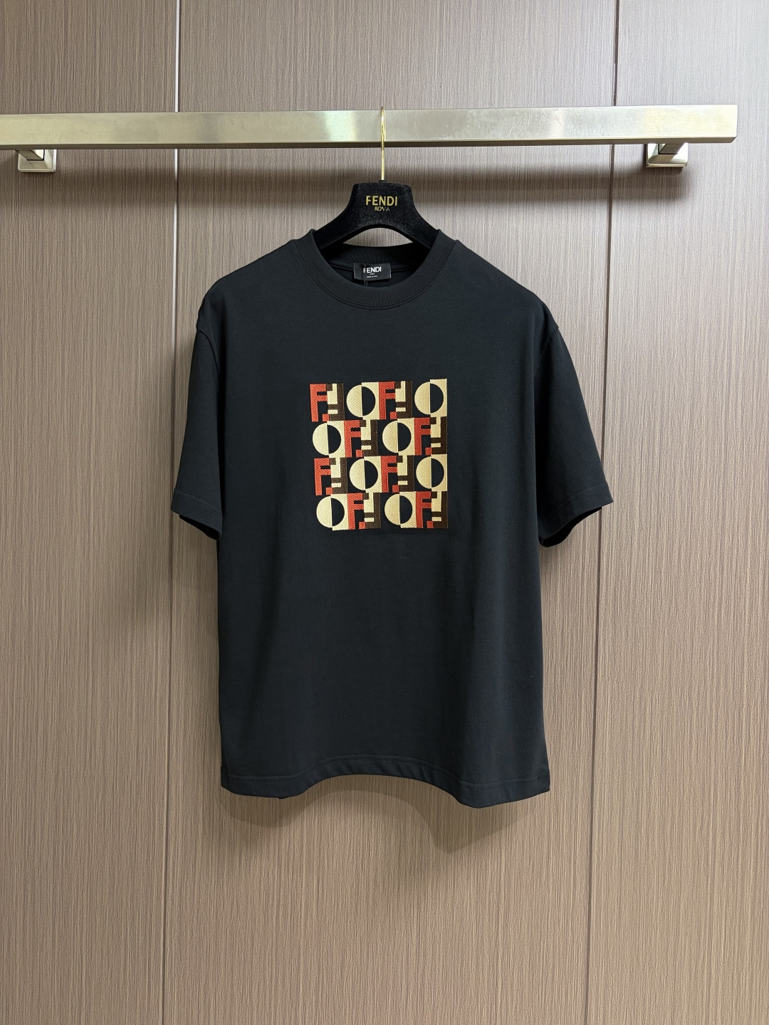 NO:726854,Support after-sales service after the new year FENDI 2026ss new short-sleeved T-shirt, made of pure cotton, decorated with contrasting embroidery on the chest, the embroidery is full and tight, three-dimensional and very three-dimensional and lifelike!  The loose OS cut is still the most trendy aesthetic at the moment!  Same style for men and women. Sizes S-XL S size bust 108 shoulder width 51 length 70 medium size bust 112 shoulder width 53 length 72 L size chest size 116 shoulder width 55 length 74 XL size bust 120 shoulder width 57 length 76, fendi, T-shirt, tees, t-shirt,19860909支持年后售后 FENDI 2026ss新款短袖T恤,纯棉材质,胸部饰有撞色刺绣,刺绣饱满紧致 凹凸立体 非常立体逼真！宽松OS版型裁剪,依然是当下最HIT的潮流审美！男女同款.尺码S-XL S码胸围108 肩宽51 衣长70 M码 胸围112 肩宽53 衣长72 L码胸围116 肩宽55 衣长74 XL码 胸围120 肩宽57 衣长76,,fendi,T-shirt,tees，t-shirt,,Men's clothing