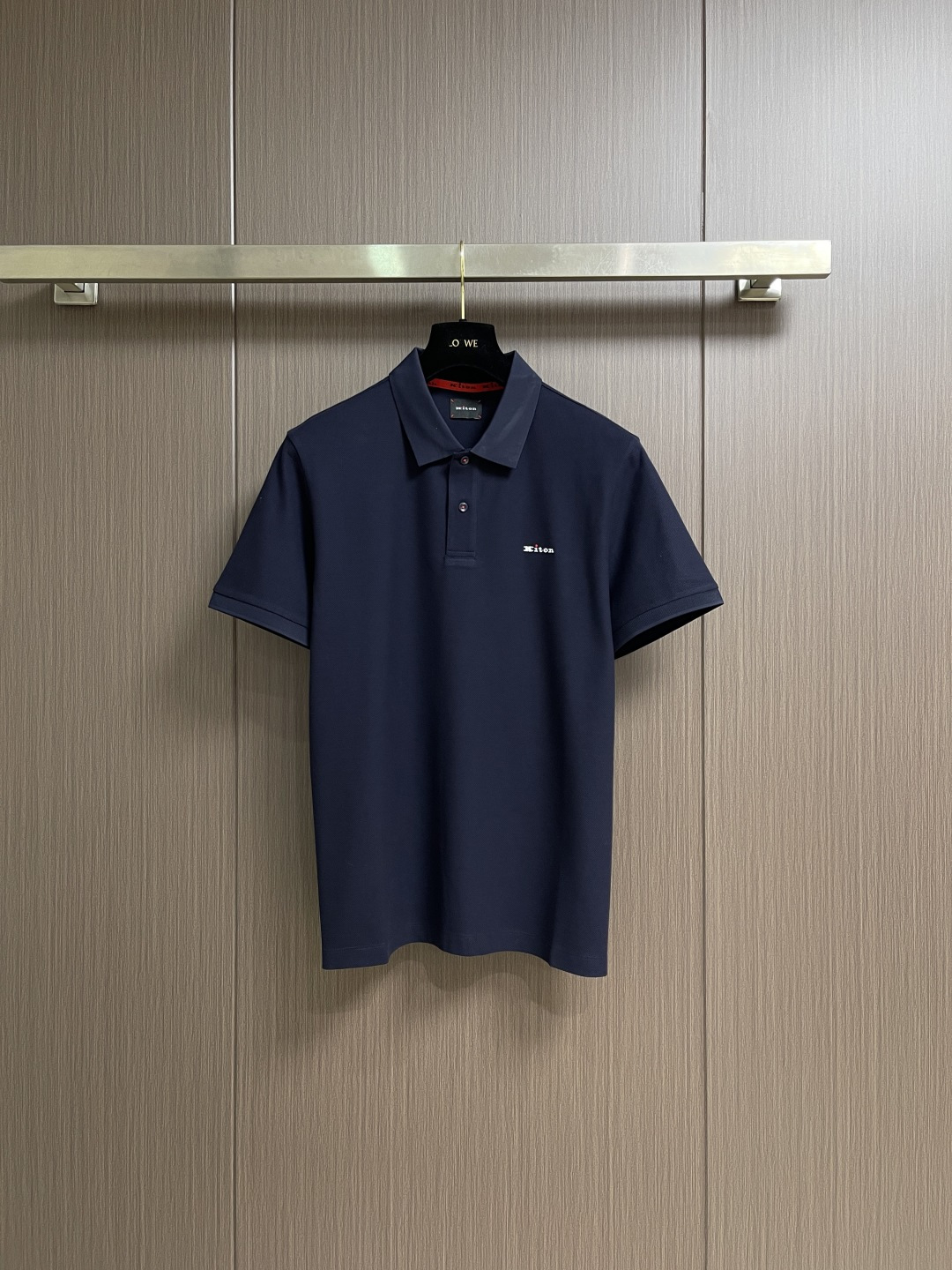 NO:744130,Kiton short-sleeved POLO shirt with classic logo. The brand was founded in Naples, Italy in 1968. The founder, Mr. Ciro Paone, has an almost crazy obsession with quality. 'Add one point to a perfect score' is the brand's consistent guiding principle. As a representative of classic elegance, Kiton uses traditional craftsmanship, rare fabrics, and exquisite tailoring to give clothes fresh vitality. Sizes M-3XL, T-shirt,19860909Kiton 经典标识短袖POLO衫,品牌于1968年创立于意大利那不勒斯,创始人Ciro Paone先生对品质有着近乎疯狂的执着,“满分之上再加一分”是品牌一贯的指导原则.作为经典优雅的代表,Kiton以传统的工艺,珍稀的面料,精湛的剪裁,赋予衣服鲜活的生命力.尺码M-3XL,,T-shirt,,Men's clothing