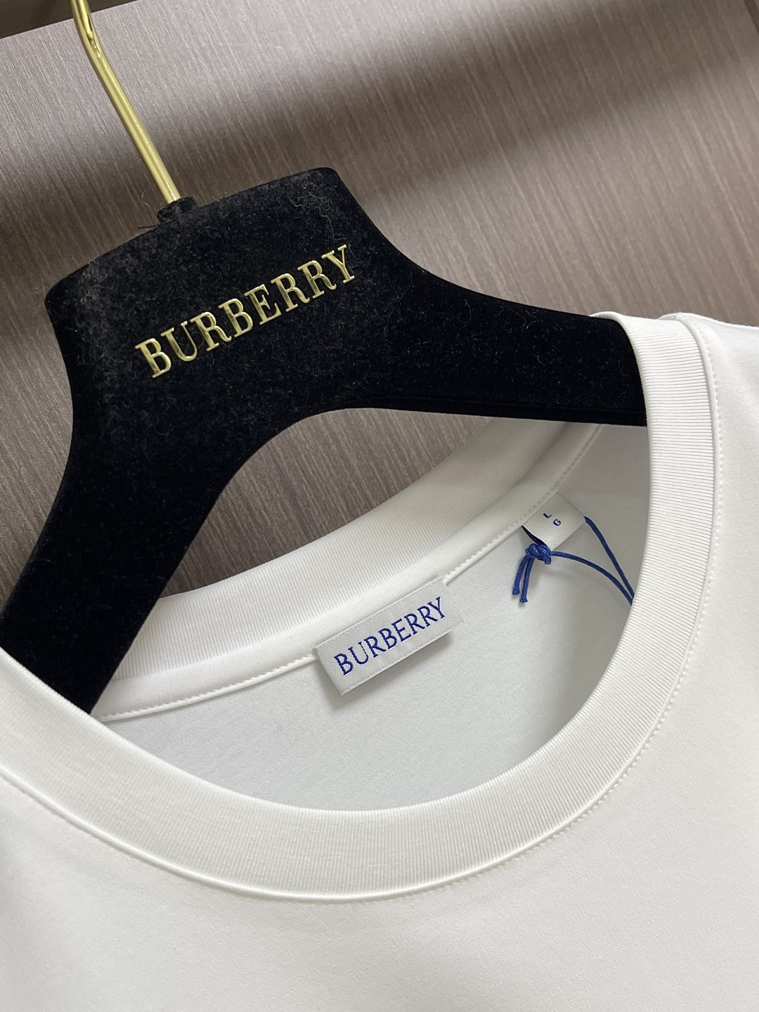 ✅新款 Burberry 金属战马标识圆领短袖T恤，面料经过精细加工和处理，具有优良的质地和性能。手感柔