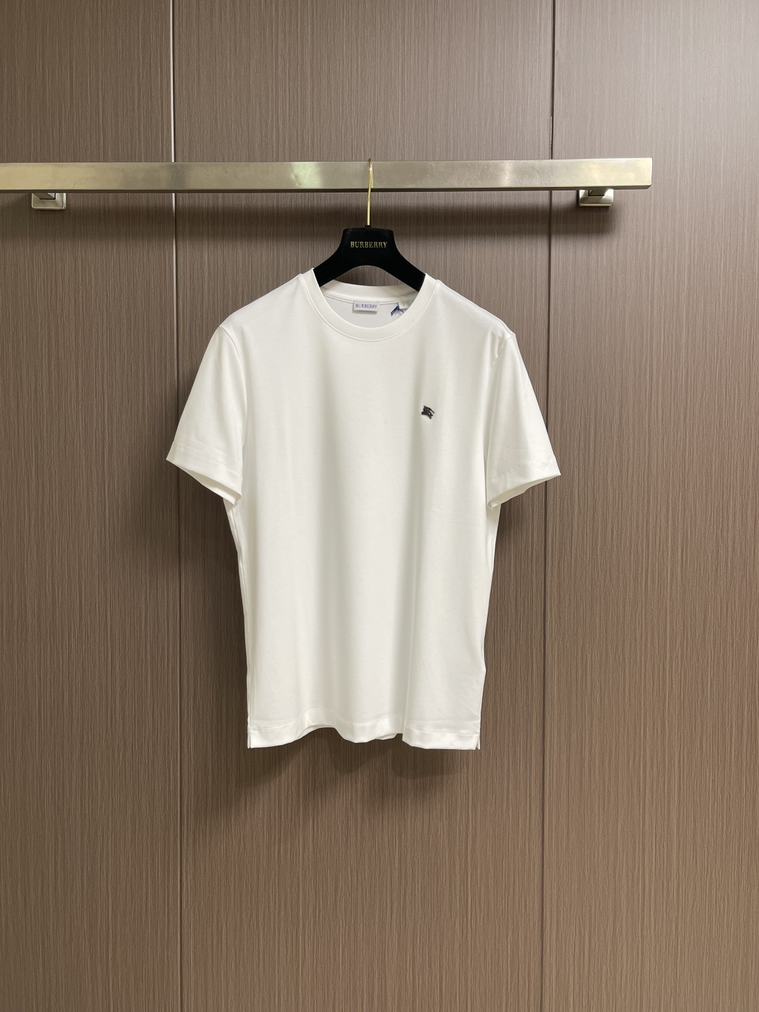 ✅新款 Burberry 金属战马标识圆领短袖T恤，面料经过精细加工和处理，具有优良的质地和性能。手感柔