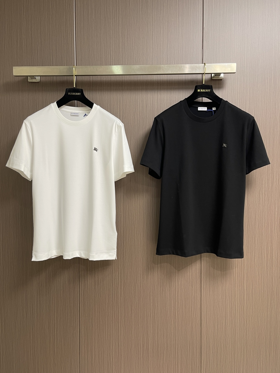 ✅新款 Burberry 金属战马标识圆领短袖T恤，面料经过精细加工和处理，具有优良的质地和性能。手感柔
