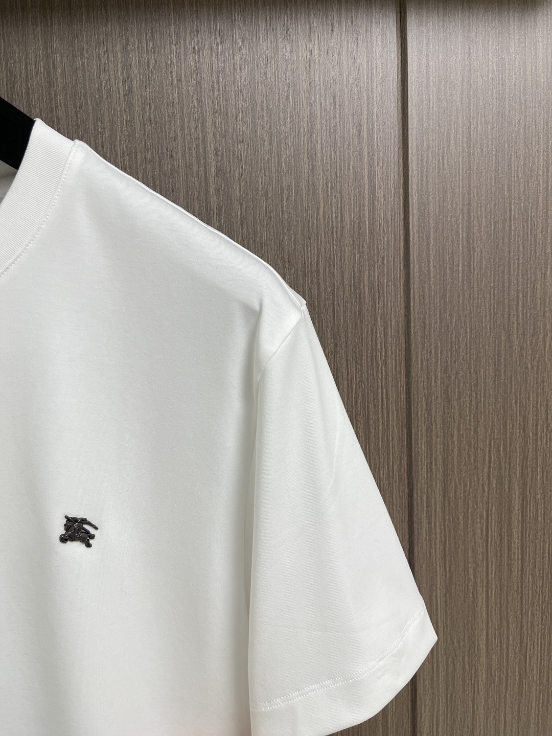 ✅新款 Burberry 金属战马标识圆领短袖T恤，面料经过精细加工和处理，具有优良的质地和性能。手感柔