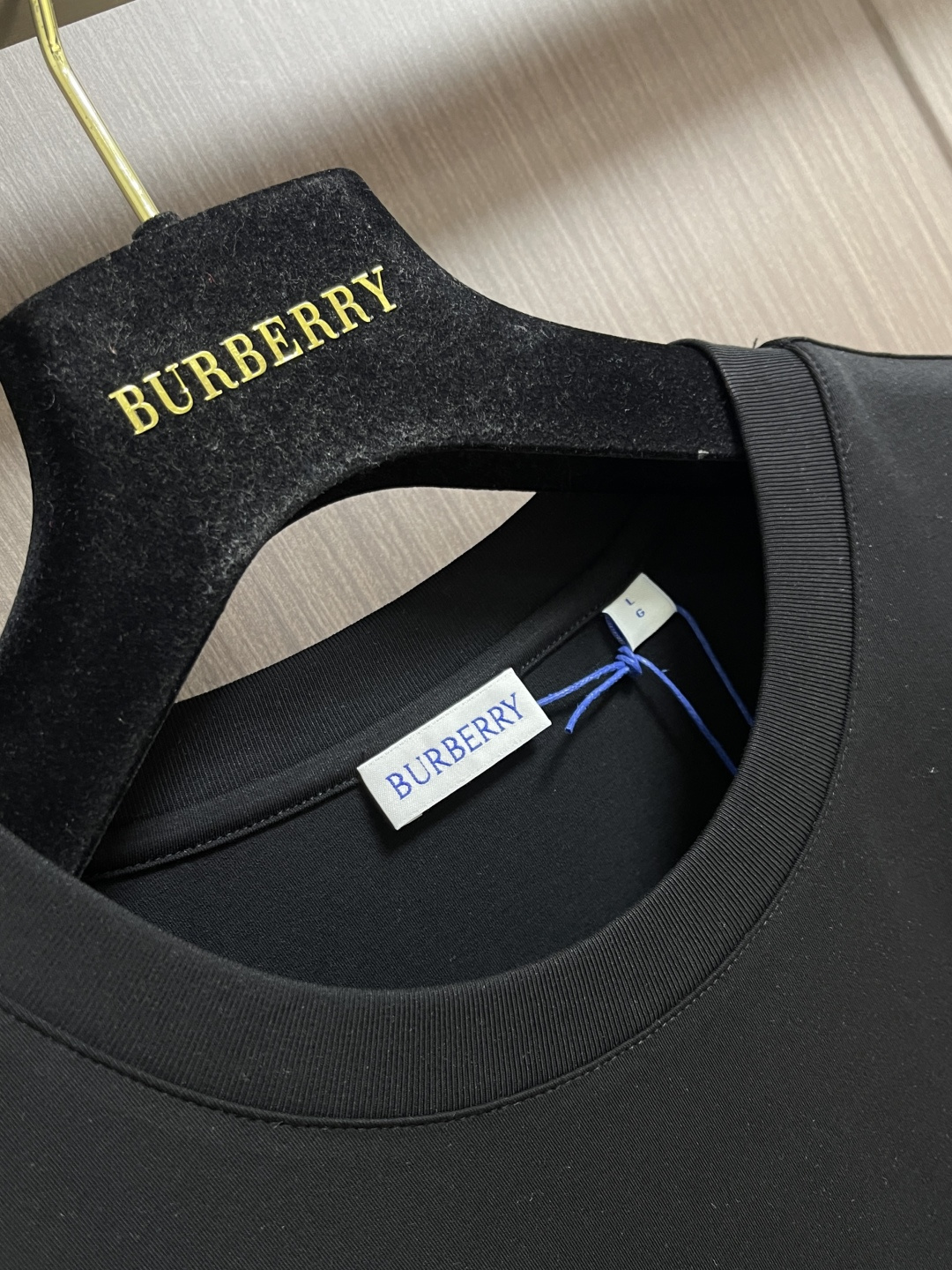 ✅新款 Burberry 金属战马标识圆领短袖T恤，面料经过精细加工和处理，具有优良的质地和性能。手感柔