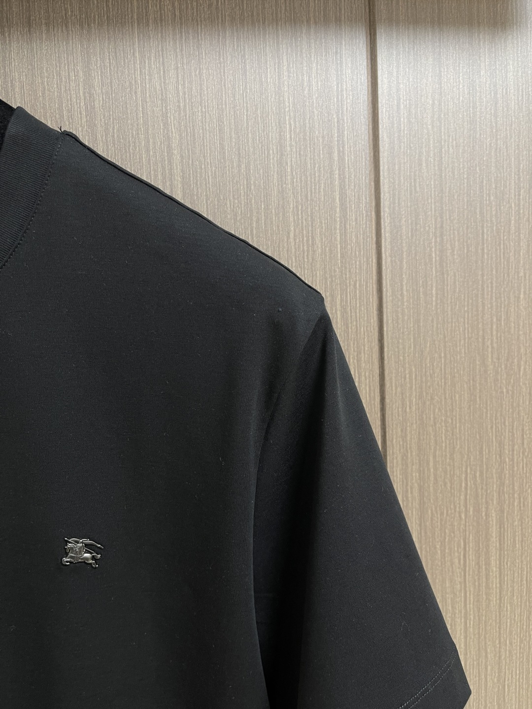 ✅新款 Burberry 金属战马标识圆领短袖T恤，面料经过精细加工和处理，具有优良的质地和性能。手感柔