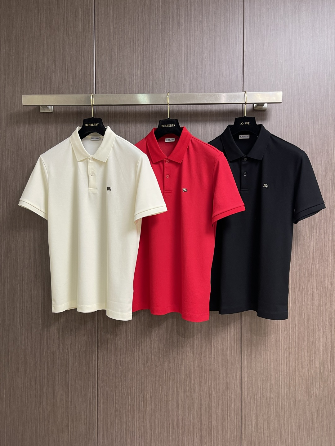 ✅新款 Burberry 金属战马标识短袖POLO，面料经过精细加工和处理，具有优良的质地和性能。手感柔