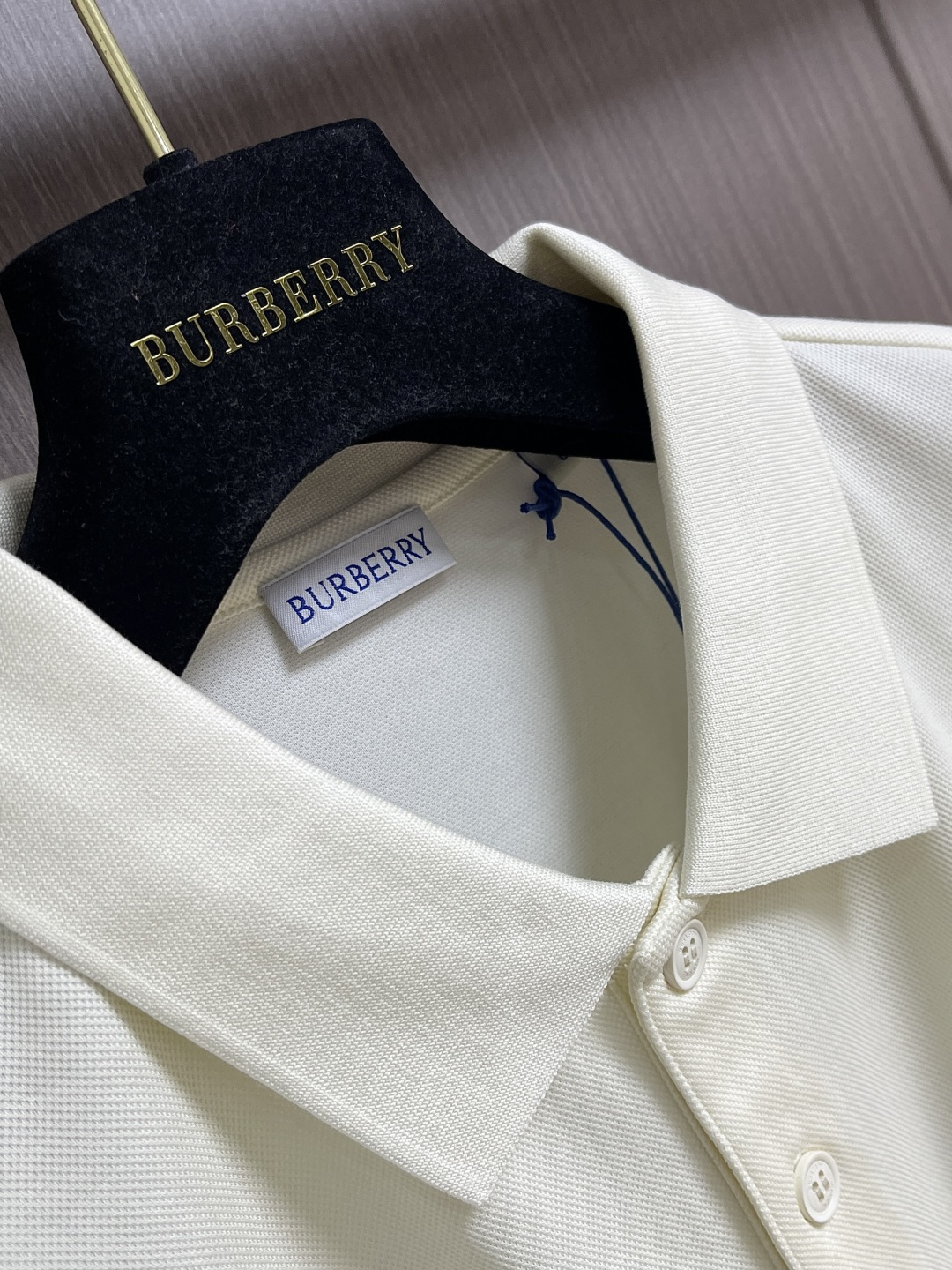 ✅新款 Burberry 金属战马标识短袖POLO，面料经过精细加工和处理，具有优良的质地和性能。手感柔