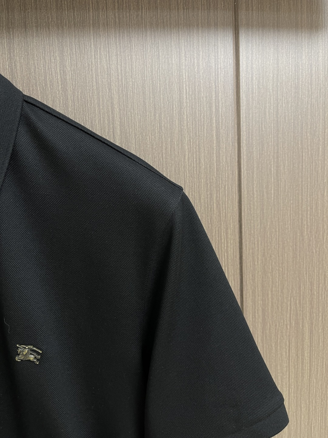 ✅新款 Burberry 金属战马标识短袖POLO，面料经过精细加工和处理，具有优良的质地和性能。手感柔