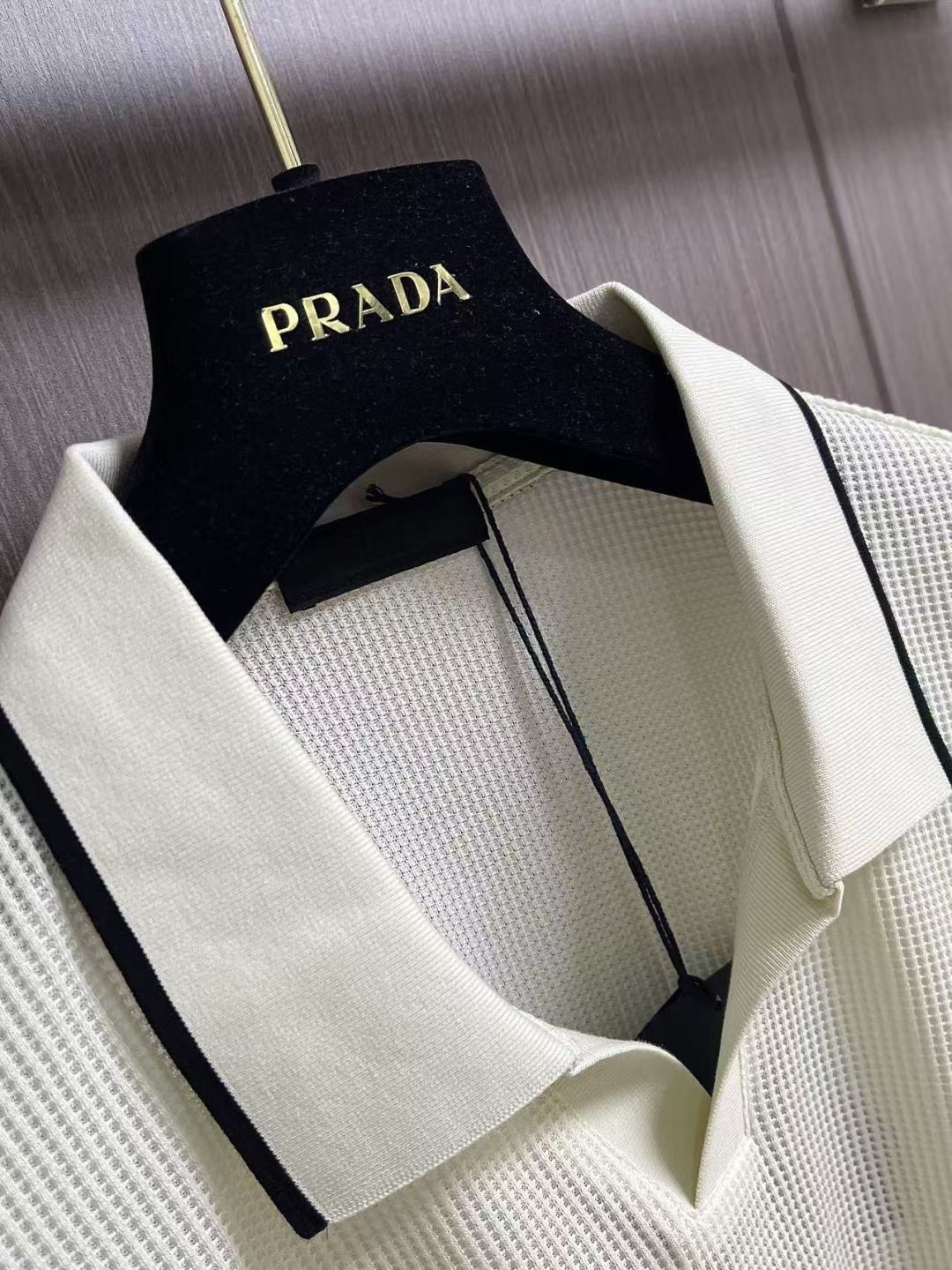 ✅新款 Prada 2026ss新款短袖针织Polo，这款Polo是衣橱中的经典单品，造型细致，运动风格
