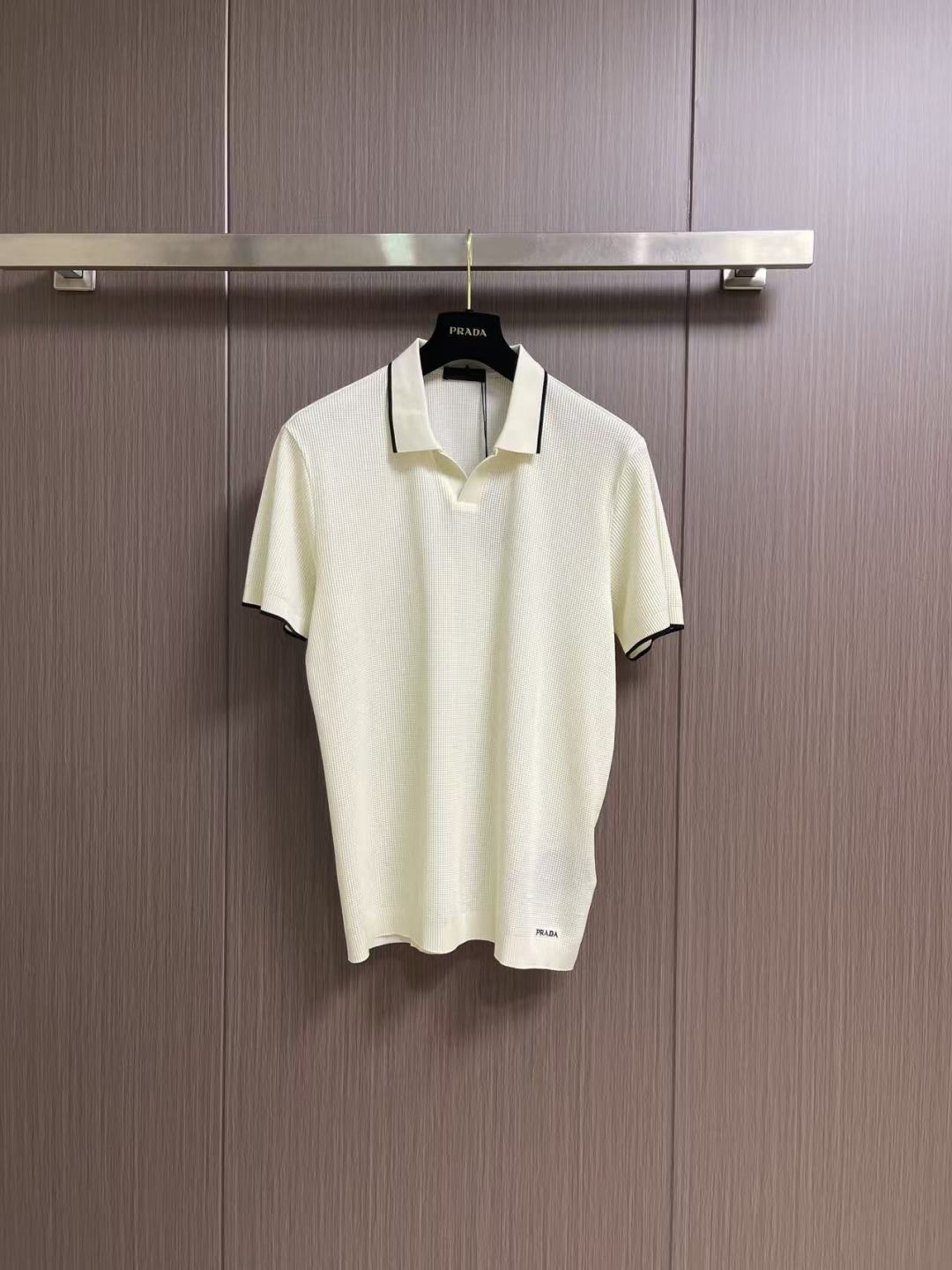 ✅新款 Prada 2026ss新款短袖针织Polo，这款Polo是衣橱中的经典单品，造型细致，运动风格