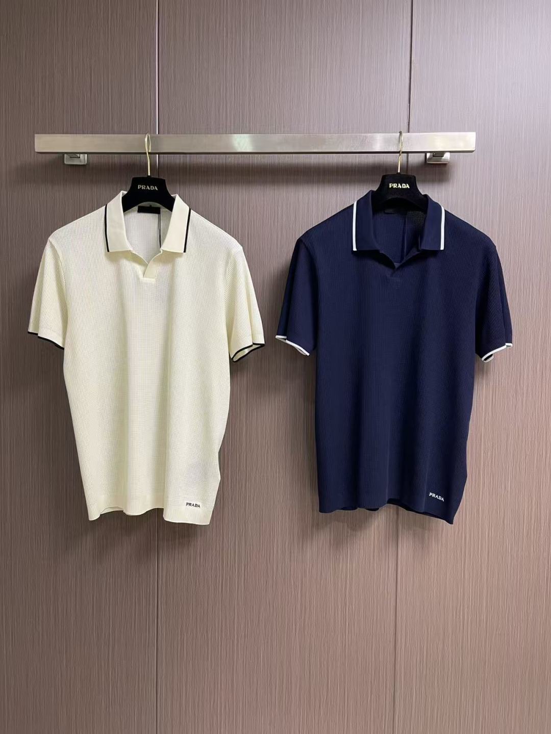 ✅新款 Prada 2026ss新款短袖针织Polo，这款Polo是衣橱中的经典单品，造型细致，运动风格