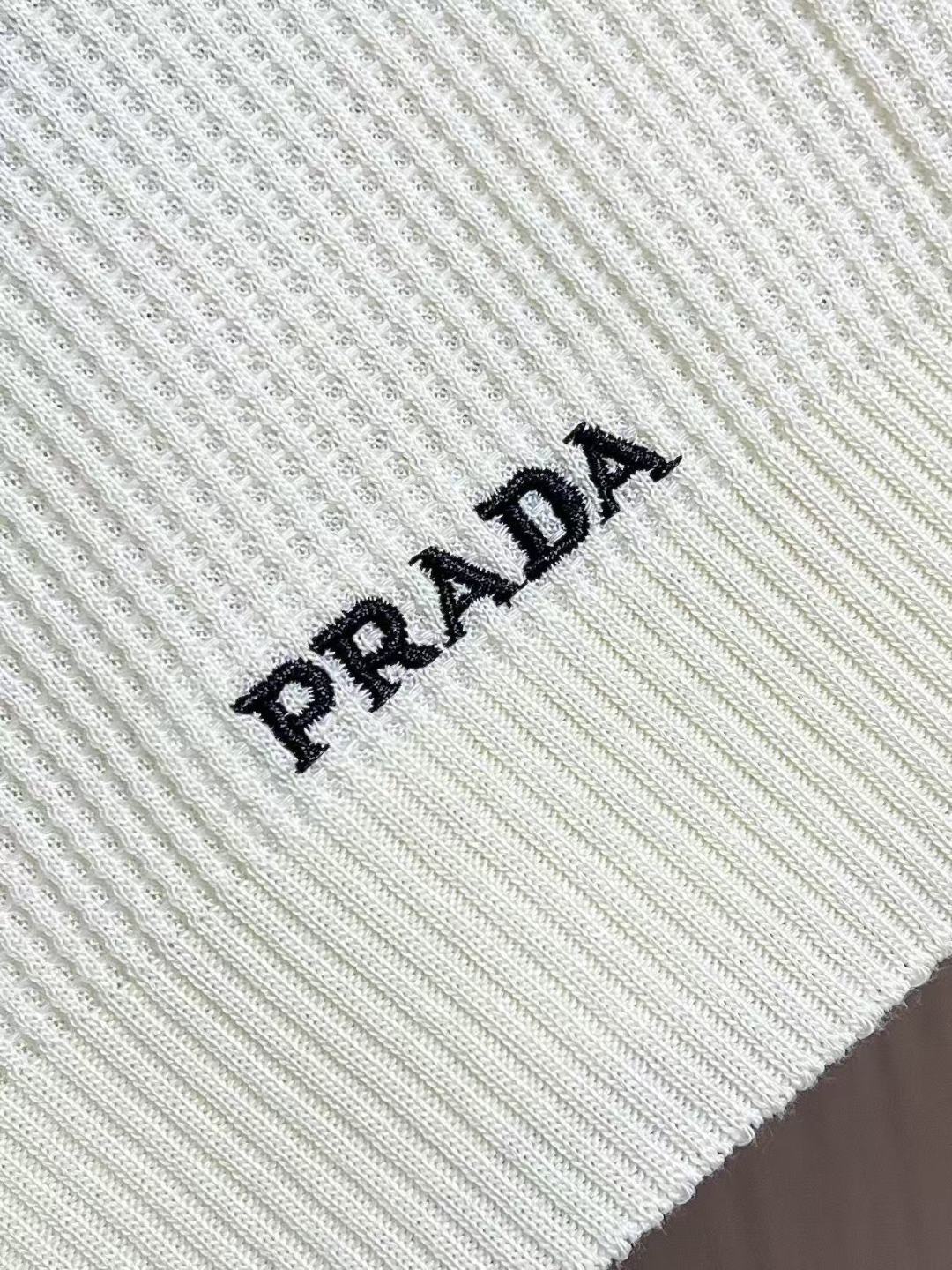 ✅新款 Prada 2026ss新款短袖针织Polo，这款Polo是衣橱中的经典单品，造型细致，运动风格