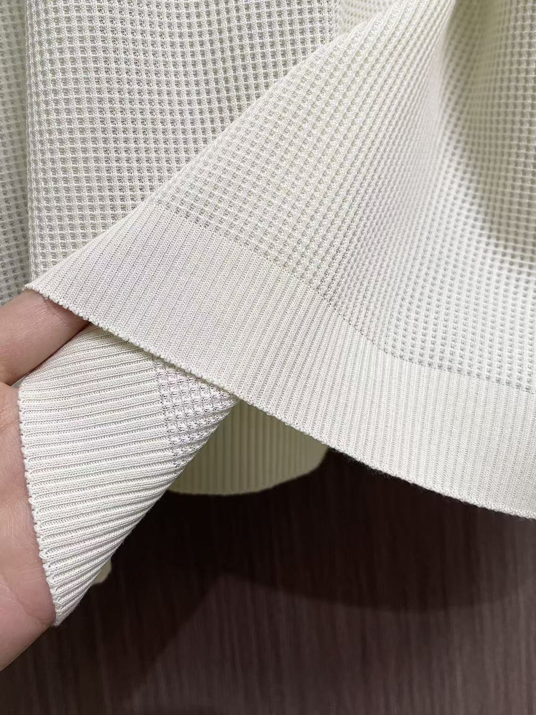 ✅新款 Prada 2026ss新款短袖针织Polo，这款Polo是衣橱中的经典单品，造型细致，运动风格