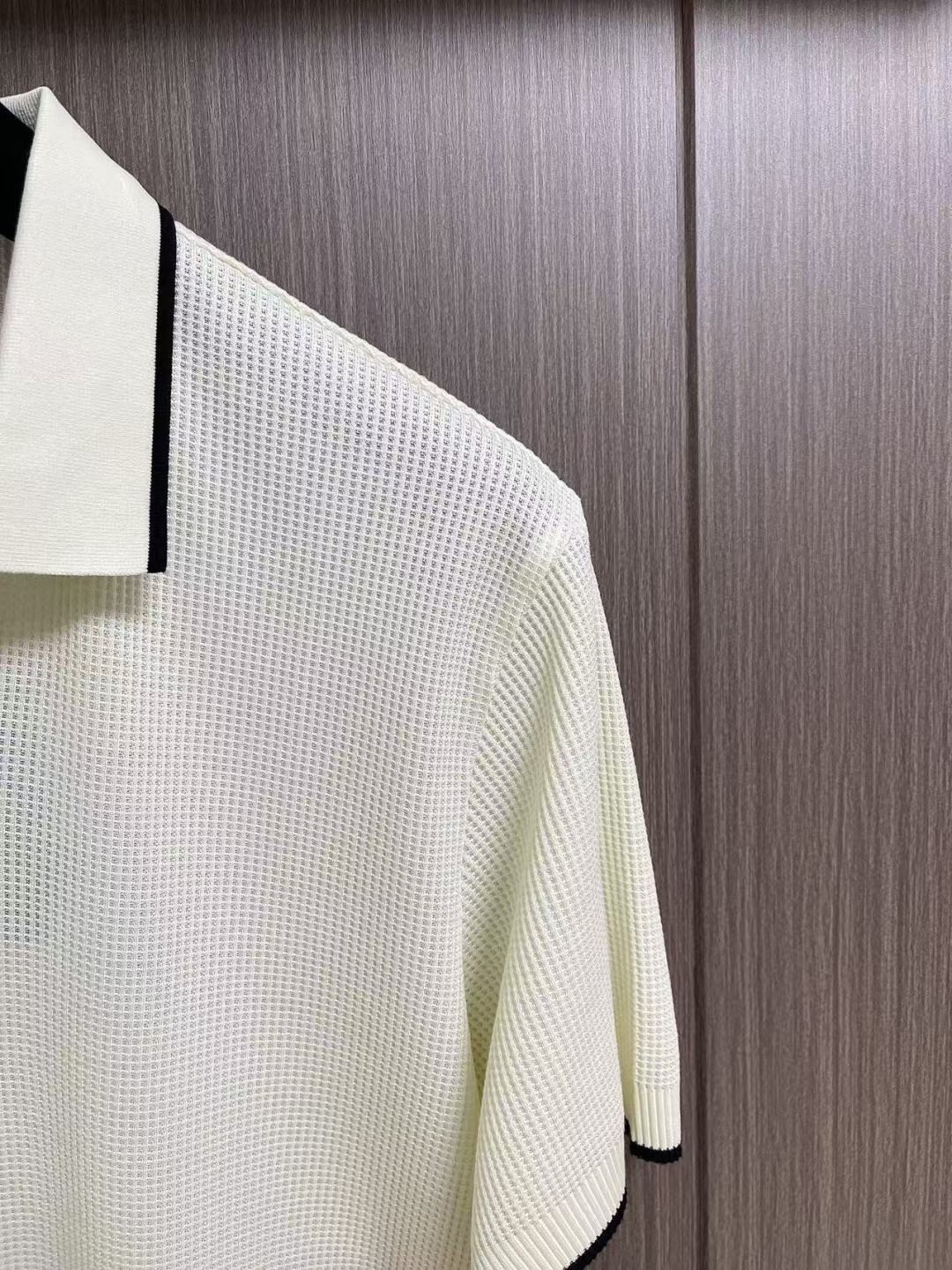 ✅新款 Prada 2026ss新款短袖针织Polo，这款Polo是衣橱中的经典单品，造型细致，运动风格