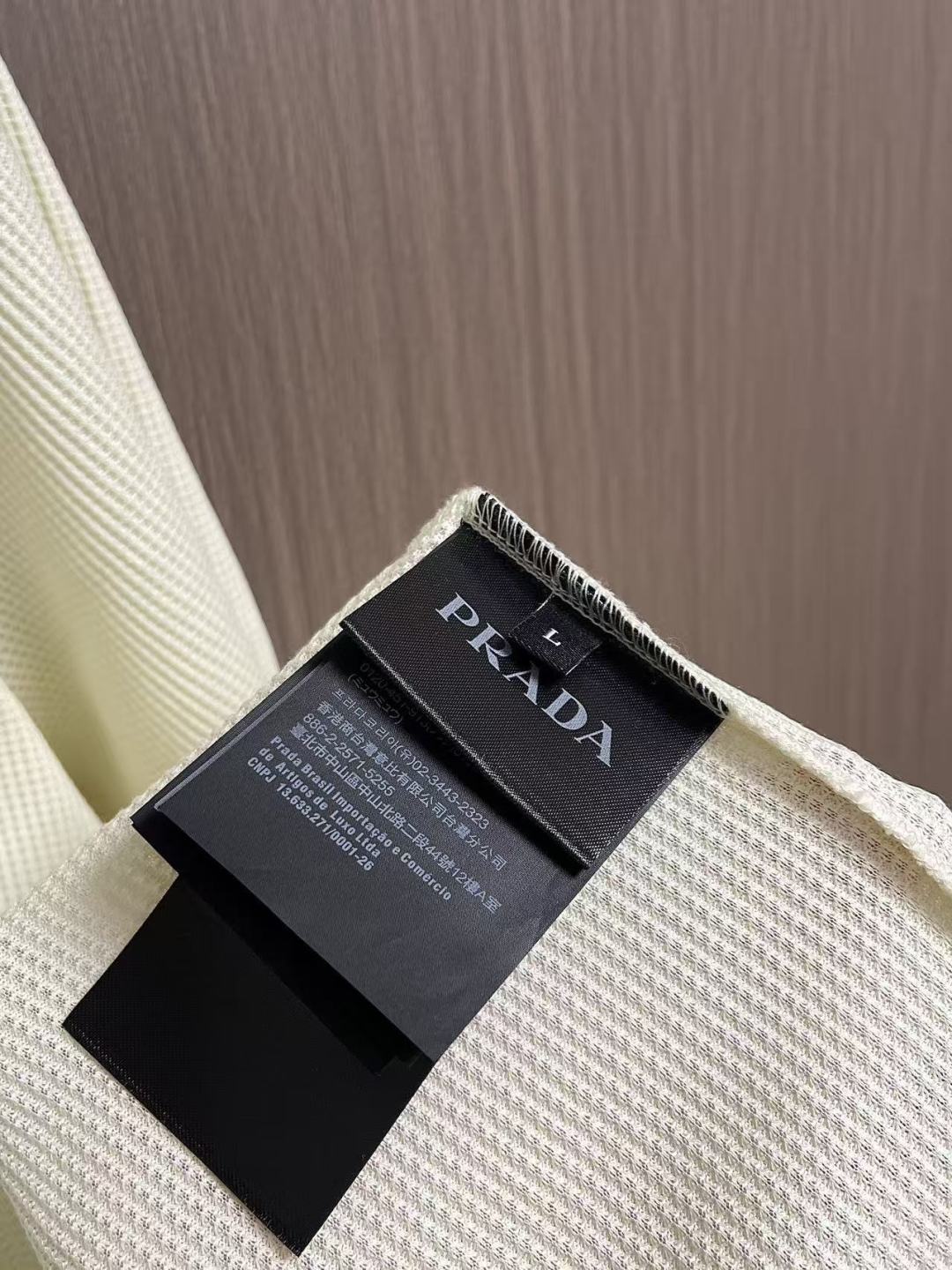 ✅新款 Prada 2026ss新款短袖针织Polo，这款Polo是衣橱中的经典单品，造型细致，运动风格
