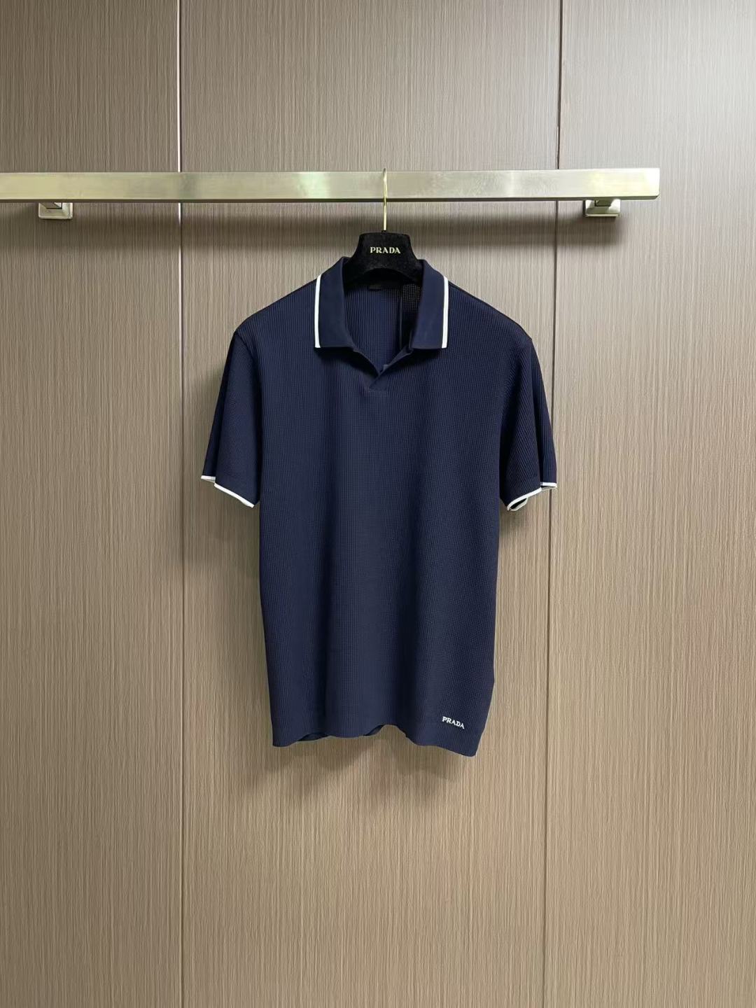✅新款 Prada 2026ss新款短袖针织Polo，这款Polo是衣橱中的经典单品，造型细致，运动风格