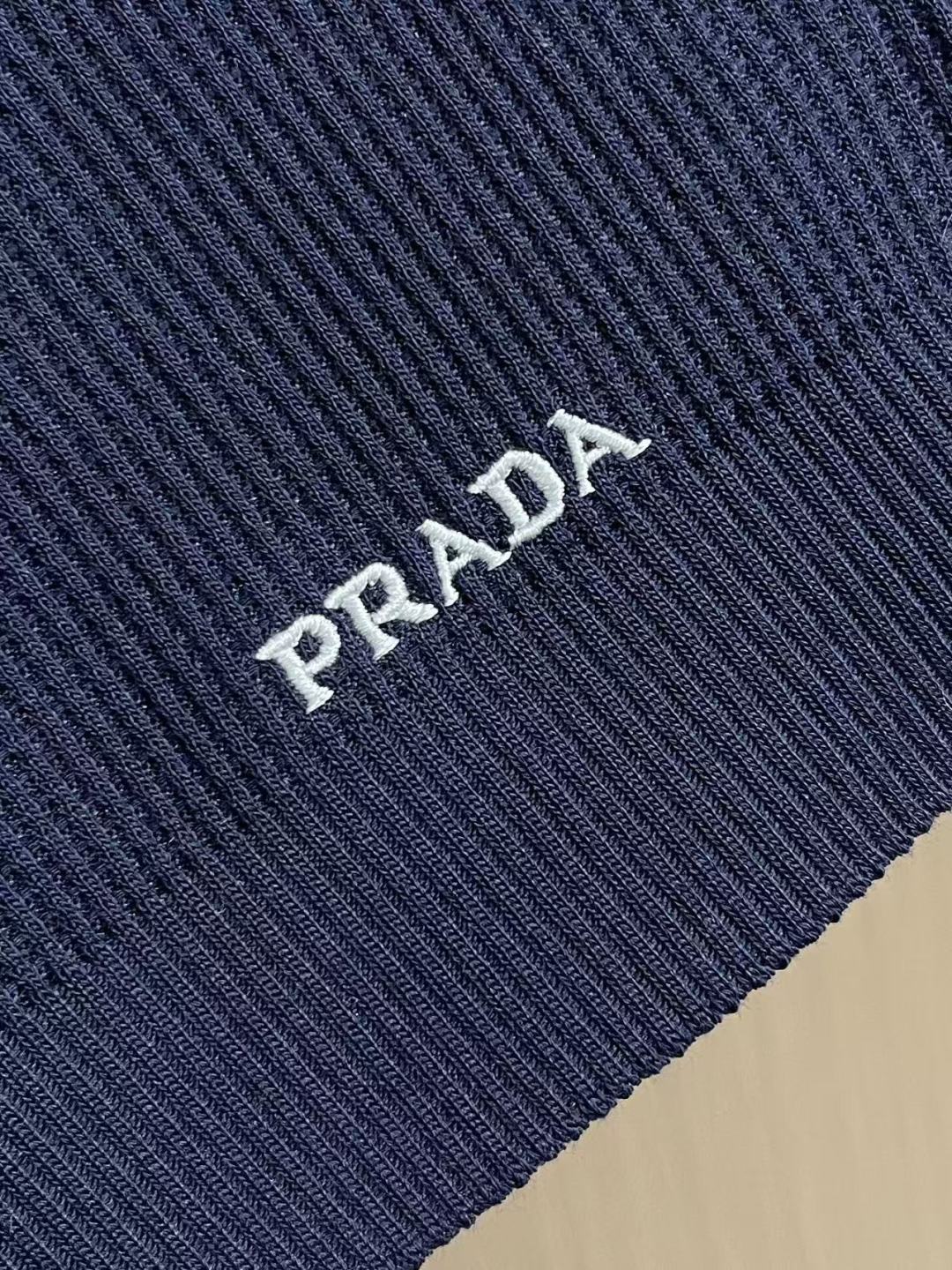 ✅新款 Prada 2026ss新款短袖针织Polo，这款Polo是衣橱中的经典单品，造型细致，运动风格