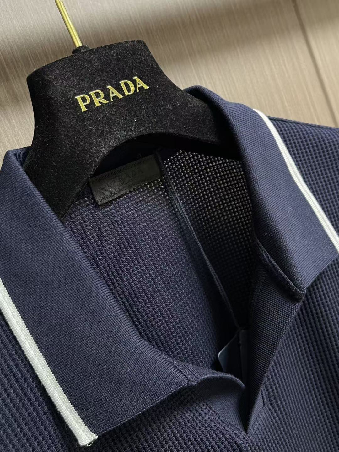 ✅新款 Prada 2026ss新款短袖针织Polo，这款Polo是衣橱中的经典单品，造型细致，运动风格