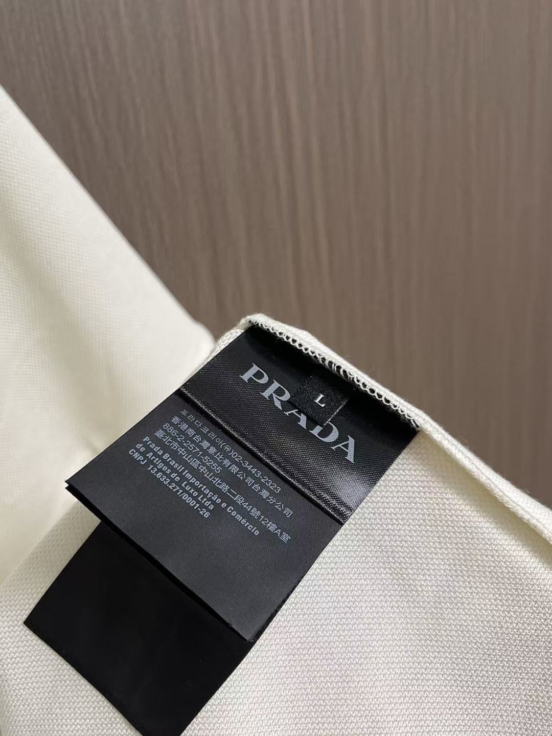 ✅新款 Prada 短袖翻领T恤Polo衫，采用原色有机棉，质地柔软，面料轻薄，纹理细腻清晰，版型宽松舒