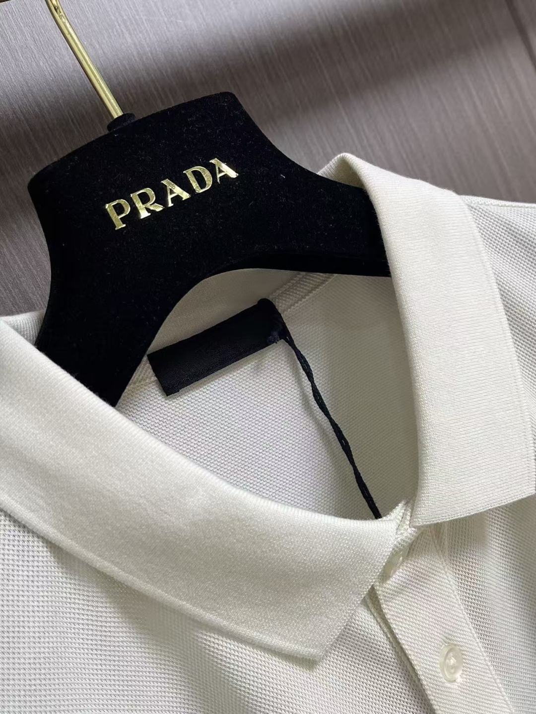 ✅新款 Prada 短袖翻领T恤Polo衫，采用原色有机棉，质地柔软，面料轻薄，纹理细腻清晰，版型宽松舒