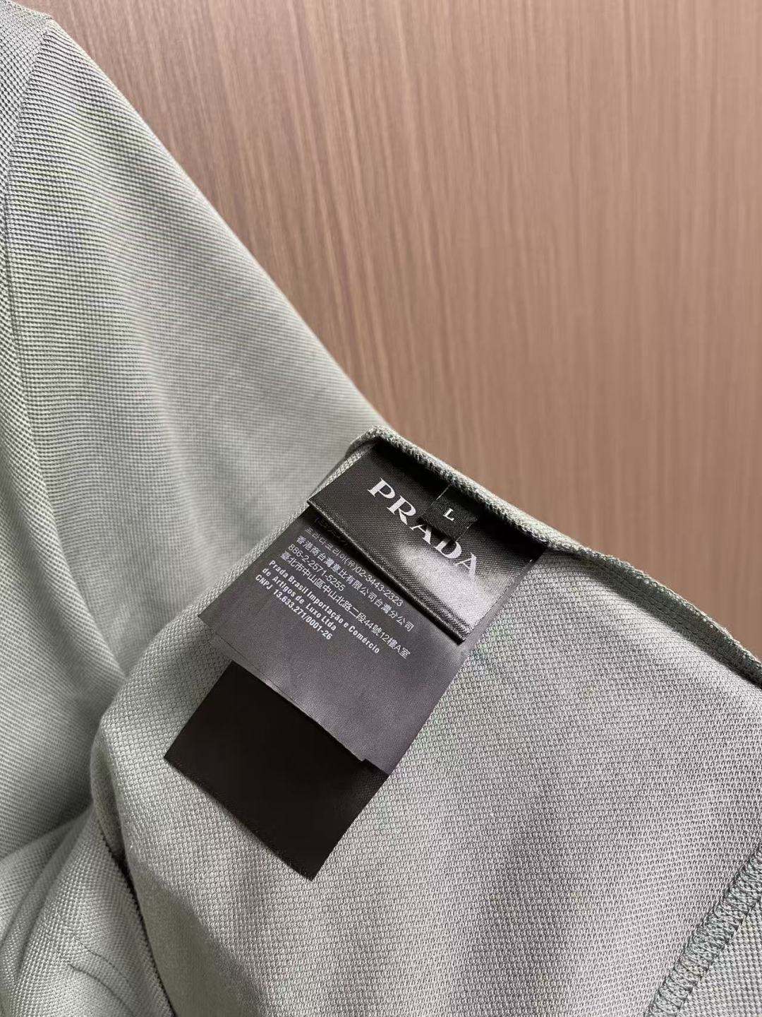 ✅新款 Prada 短袖翻领T恤Polo衫，采用原色有机棉，质地柔软，面料轻薄，纹理细腻清晰，版型宽松舒